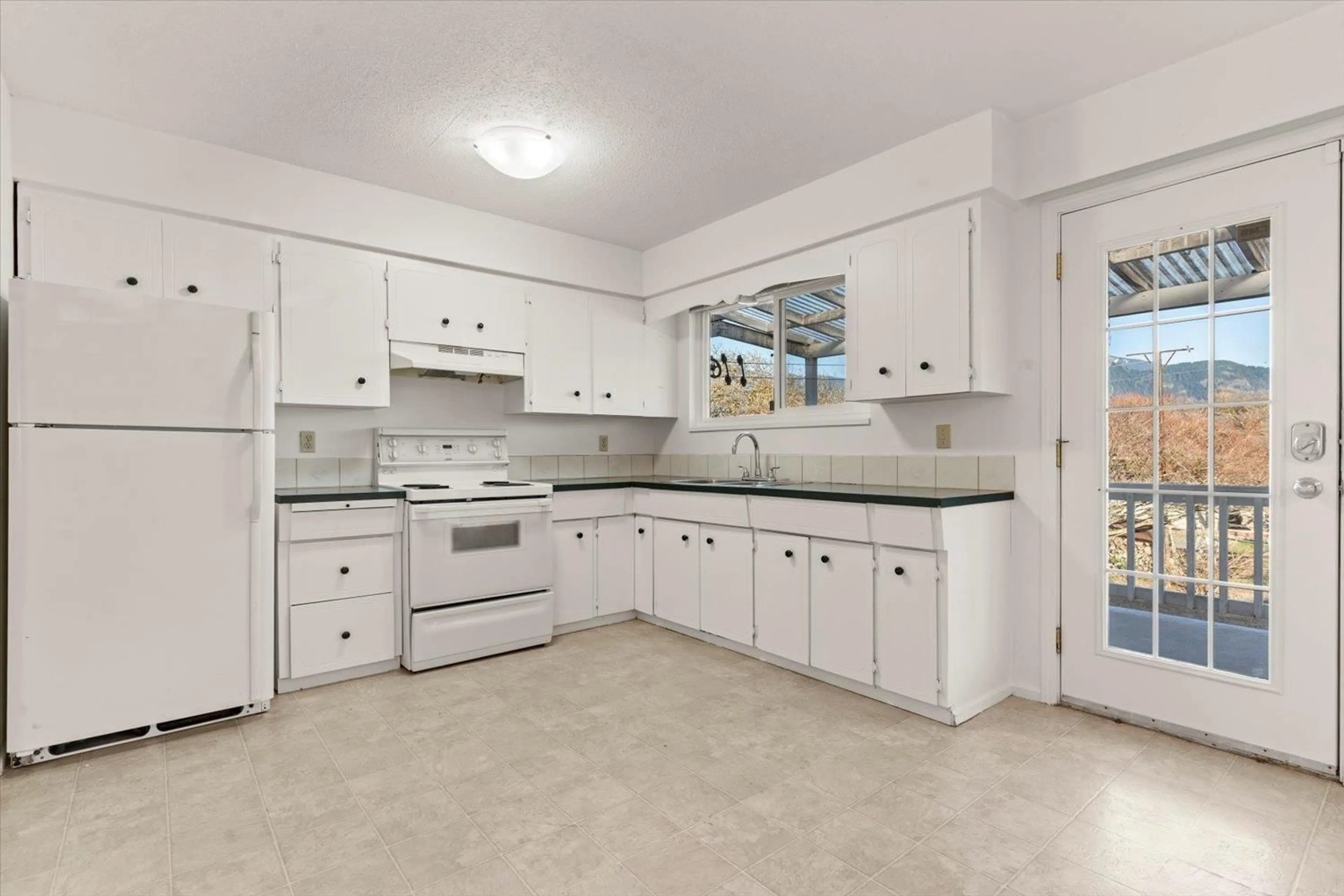Standard kitchen, ceramic/tile floor for 45647 REECE AVENUE, Chilliwack British Columbia V2P2Z9