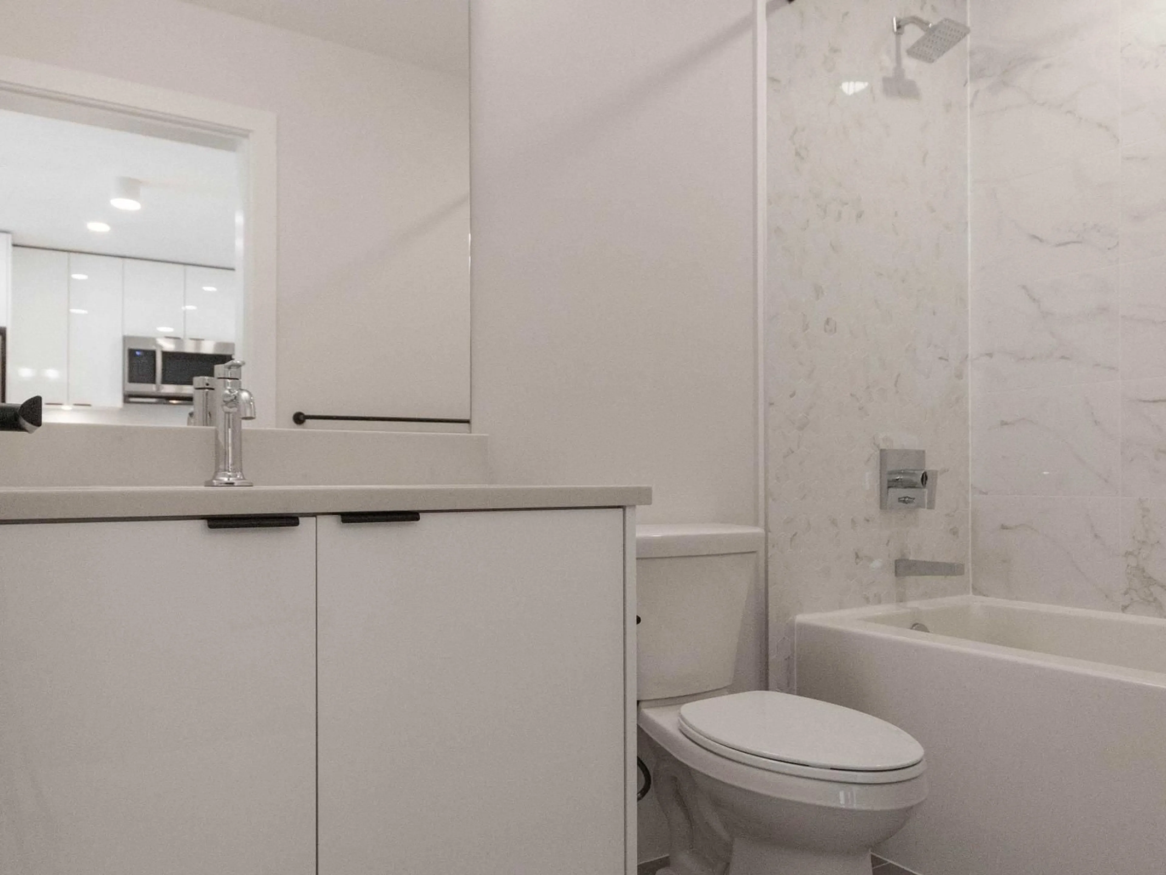 Standard bathroom, unknown for 417 - 13458 95 AVENUE, Surrey British Columbia V3V0H1