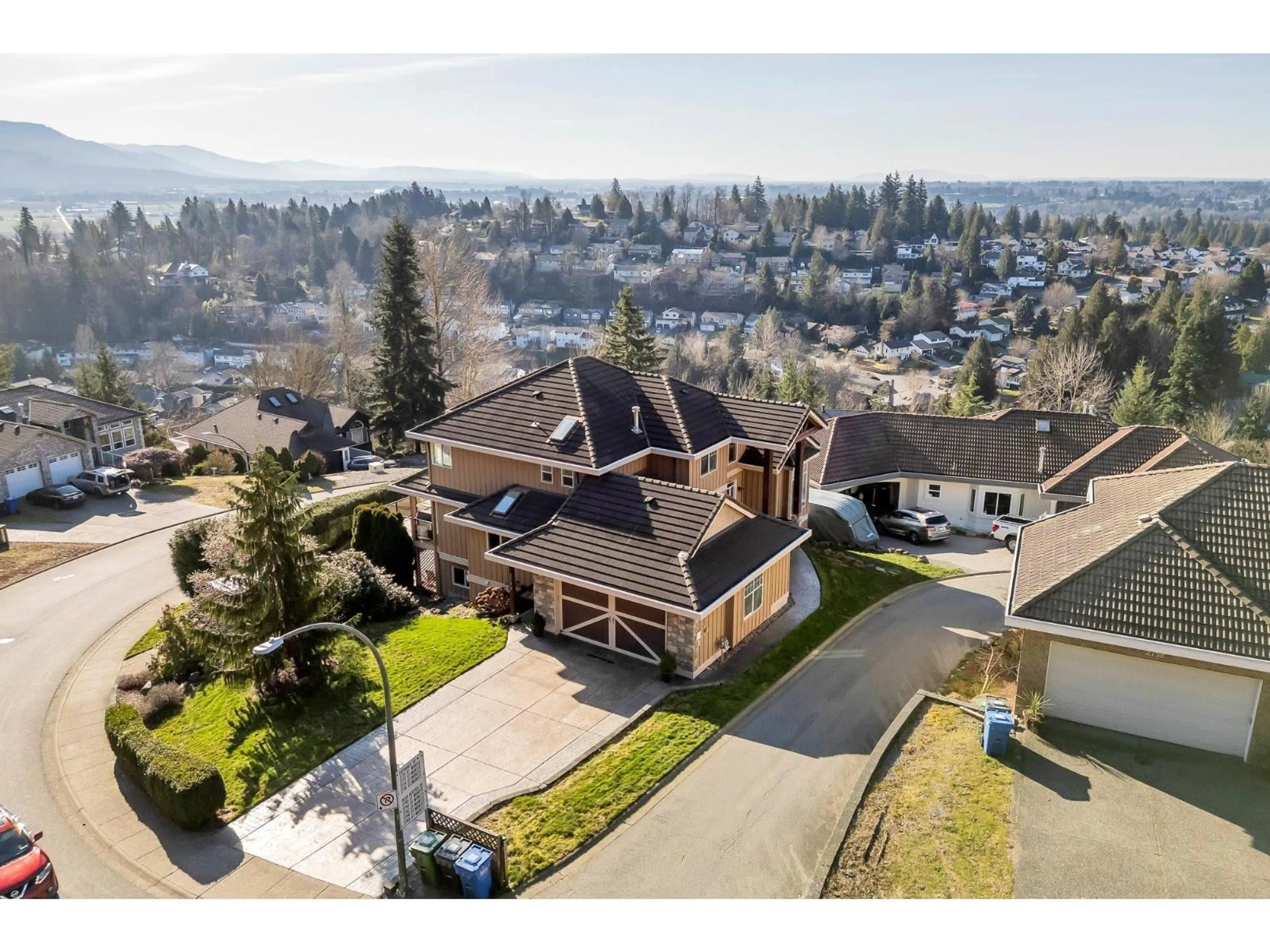 A pic from outside/outdoor area/front of a property/back of a property/a pic from drone, mountain view for 2758 ST MORITZ WAY, Abbotsford British Columbia V3G1C3