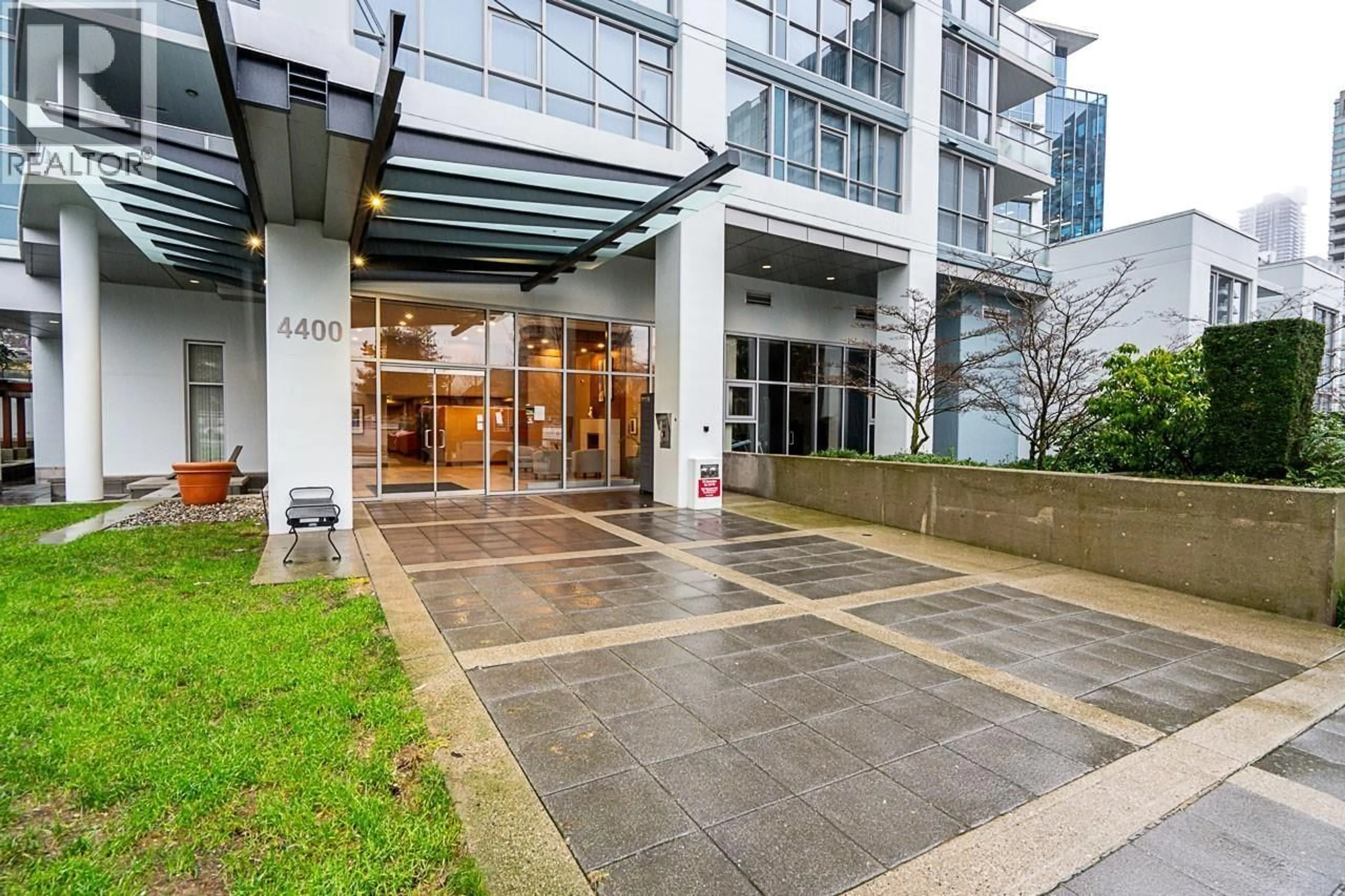 Indoor foyer for 2703 - 4400 BUCHANAN STREET, Burnaby British Columbia V5C0E3