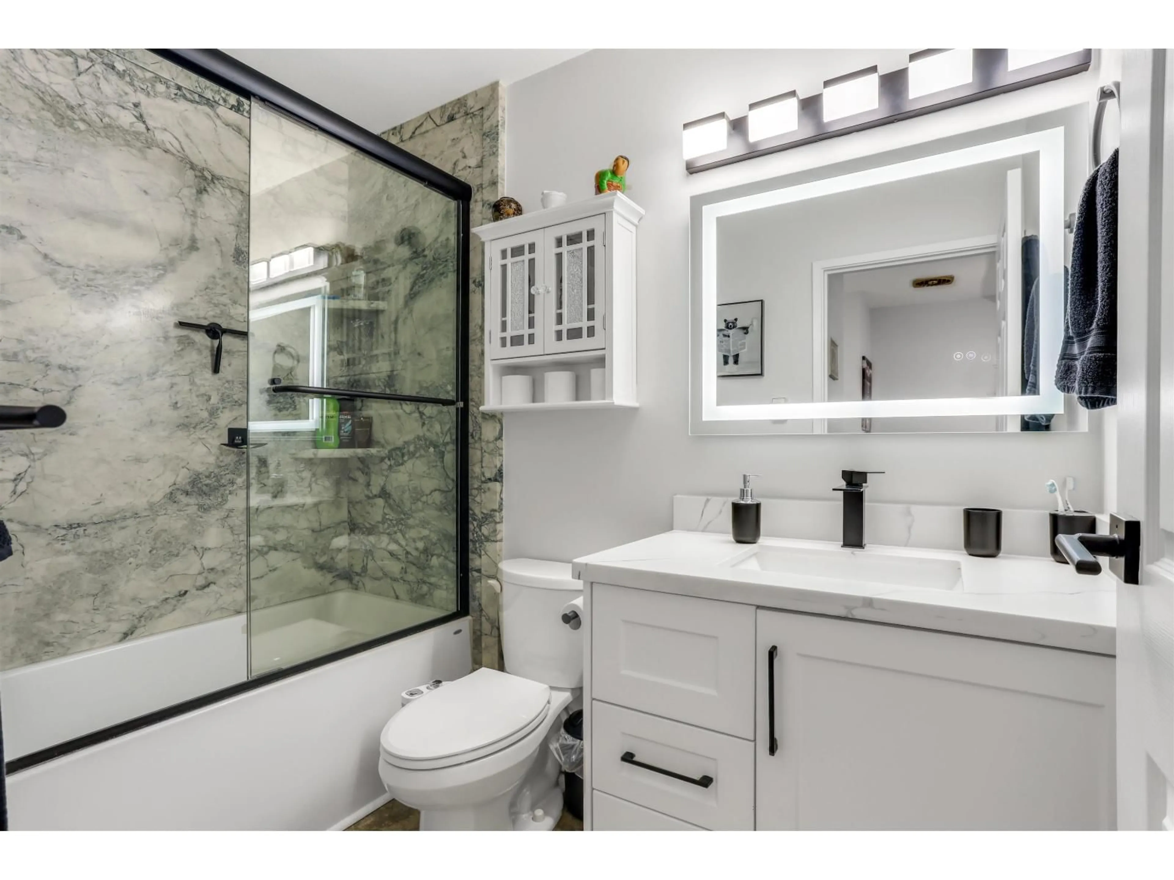 Contemporary bathroom, ceramic/tile floor for 160 - 13750 67 AVENUE, Surrey British Columbia V3W6X6