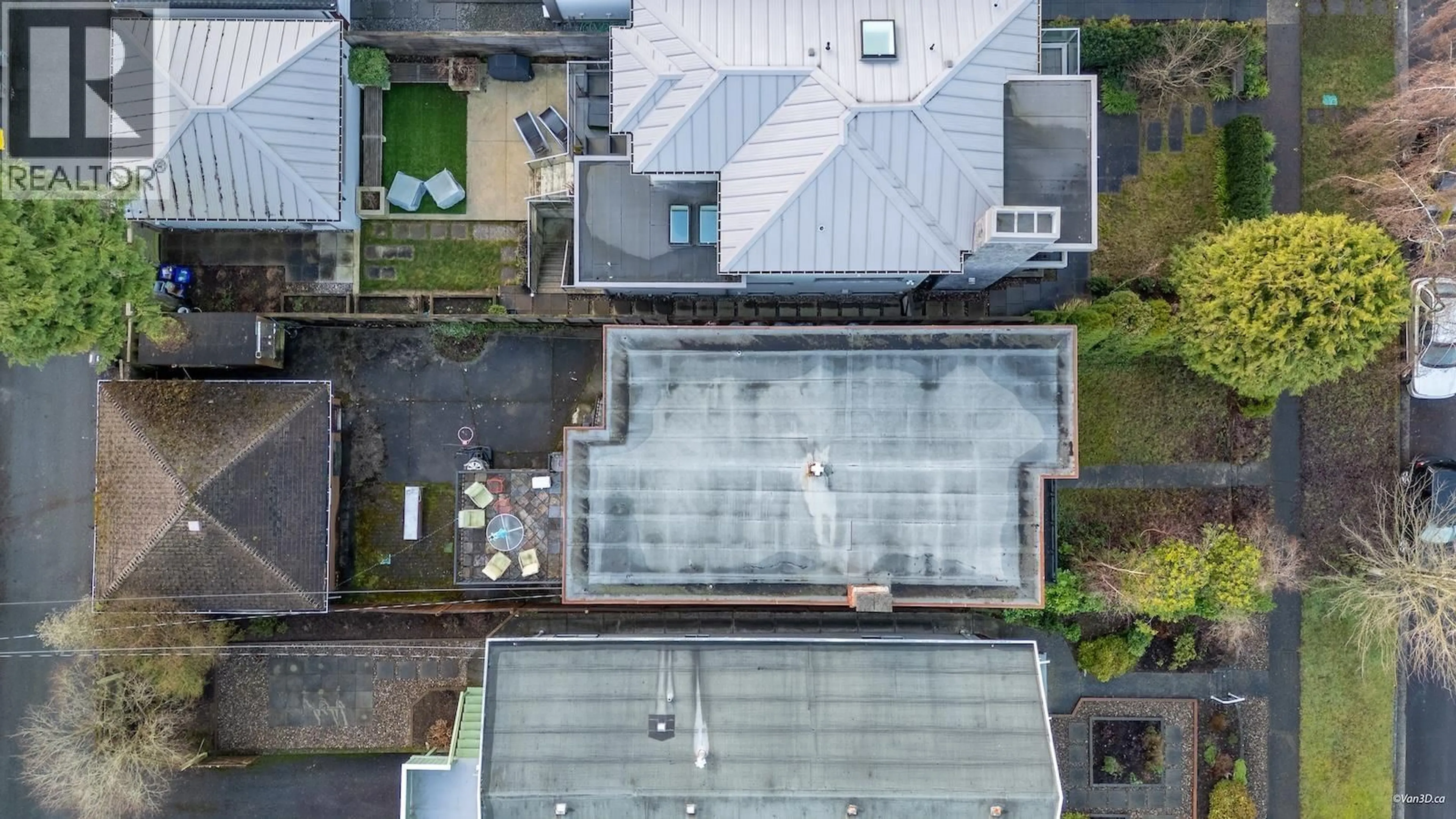 A pic from outside/outdoor area/front of a property/back of a property/a pic from drone, unknown for 3150 26TH AVENUE, Vancouver British Columbia V6L1V8