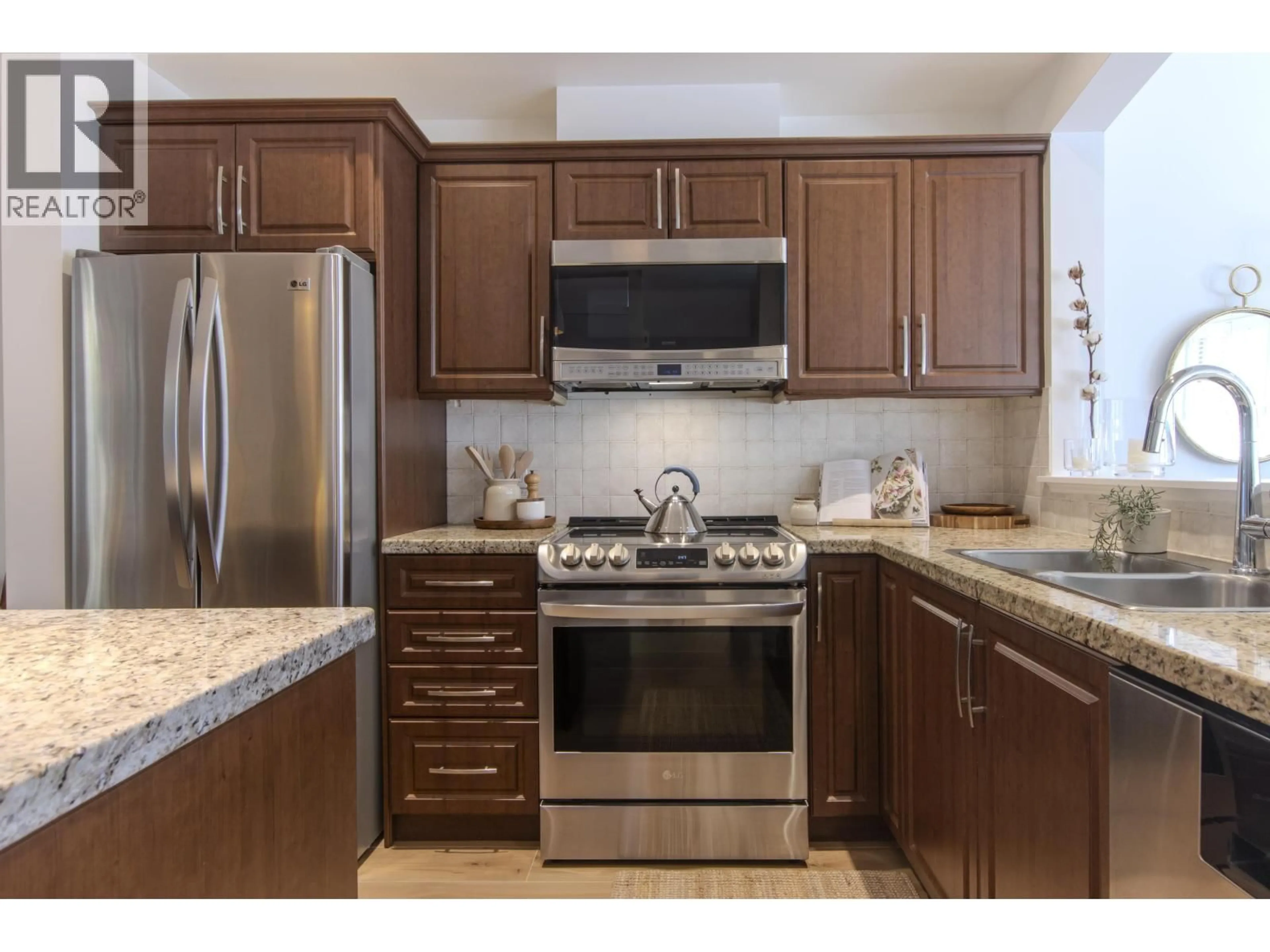 Standard kitchen, unknown for 16 - 1026 GLACIER VIEW DRIVE, Squamish British Columbia V8B0G1