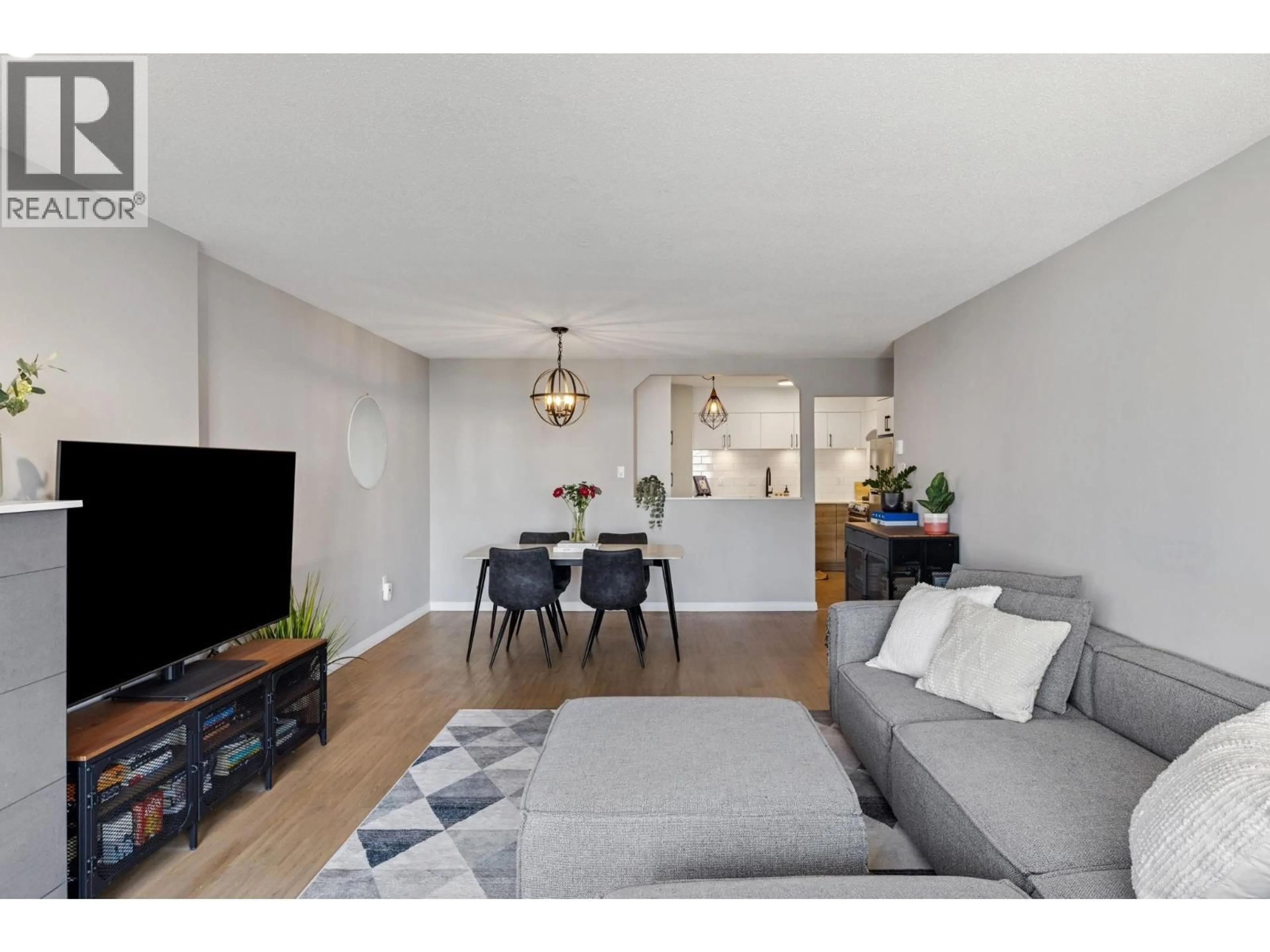 Living room with furniture, wood/laminate floor for 1102 - 1245 QUAYSIDE DRIVE, New Westminster British Columbia V3M6J6