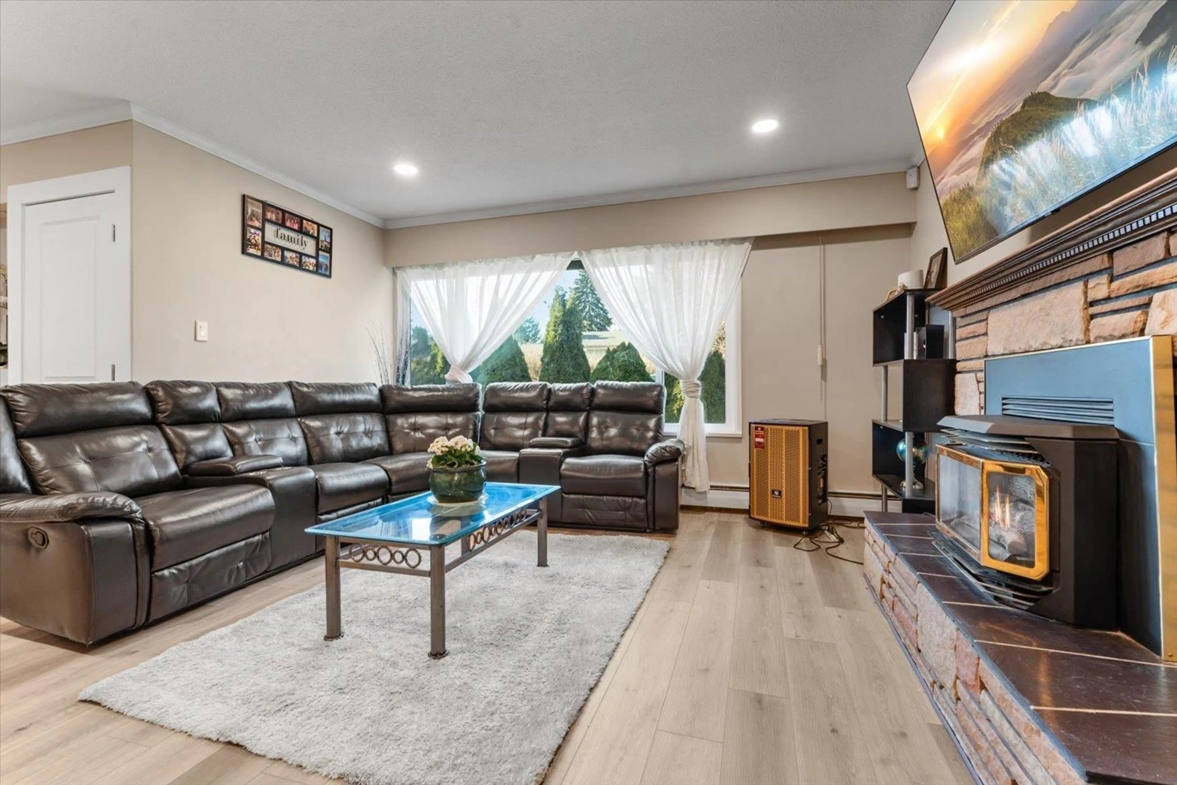 Living room with furniture, unknown for 3174 268 STREET, Langley British Columbia V4W3E4