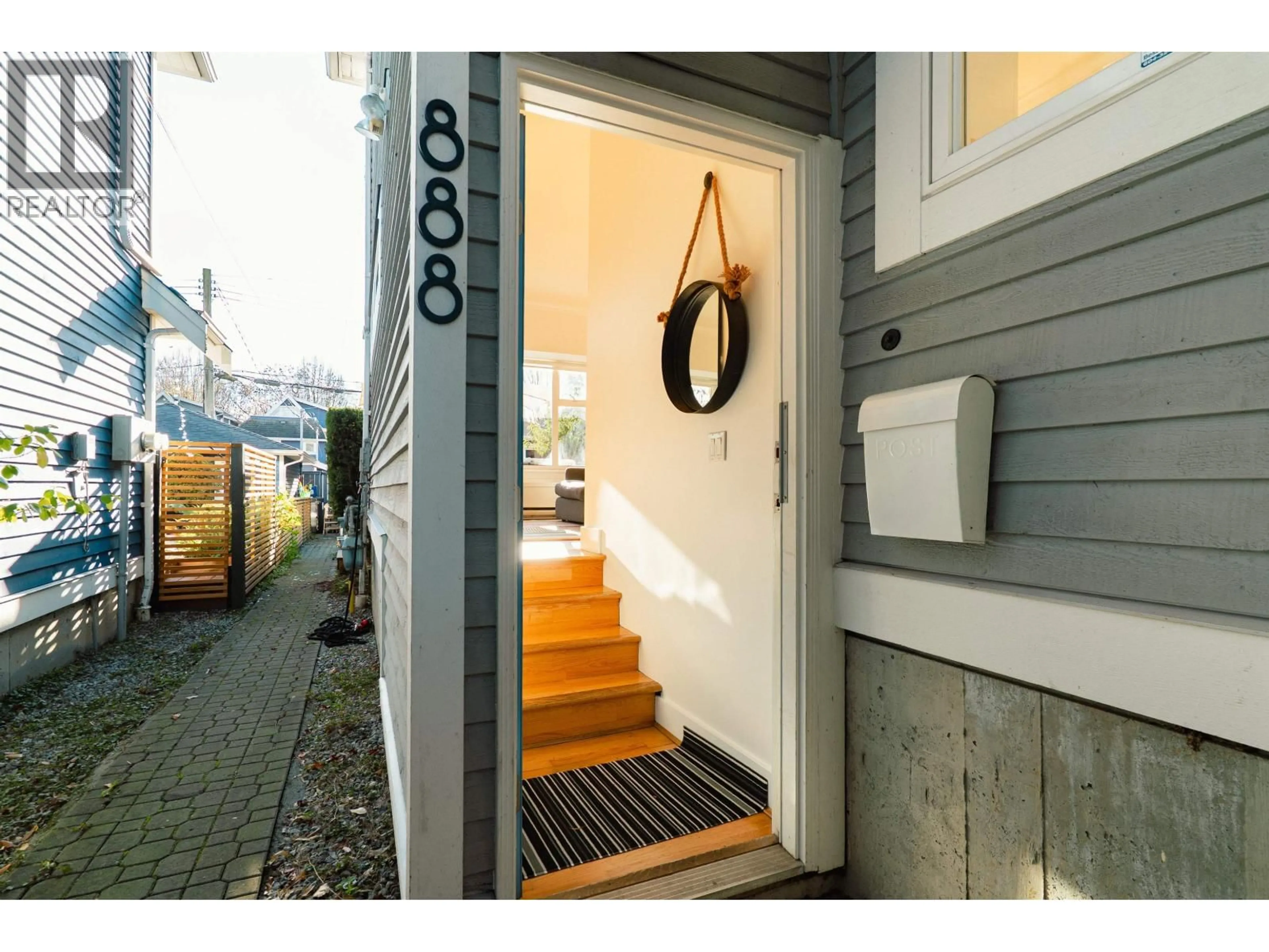 Indoor entryway for 888 UNION STREET, Vancouver British Columbia V6A2C4