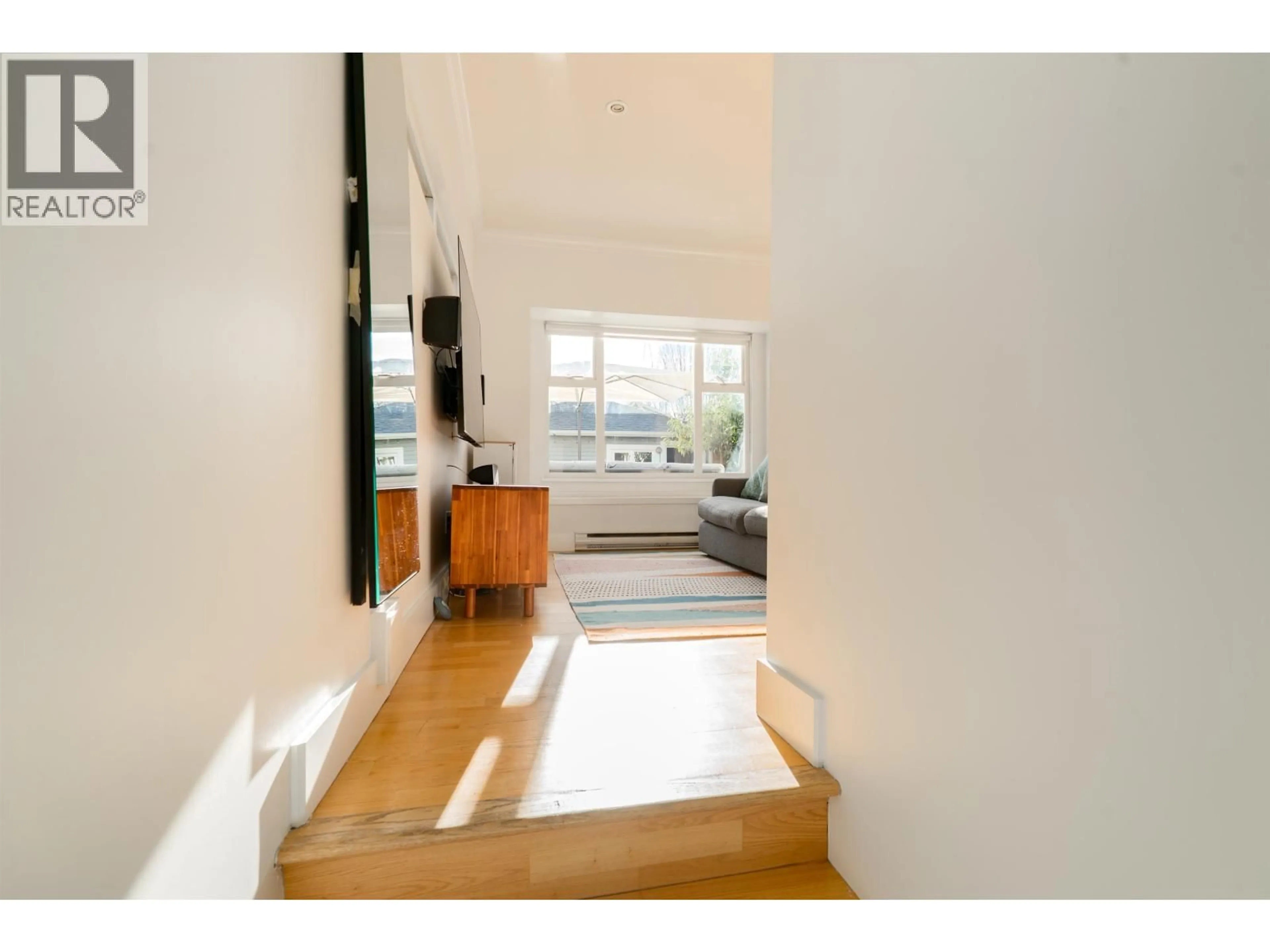 Indoor entryway for 888 UNION STREET, Vancouver British Columbia V6A2C4