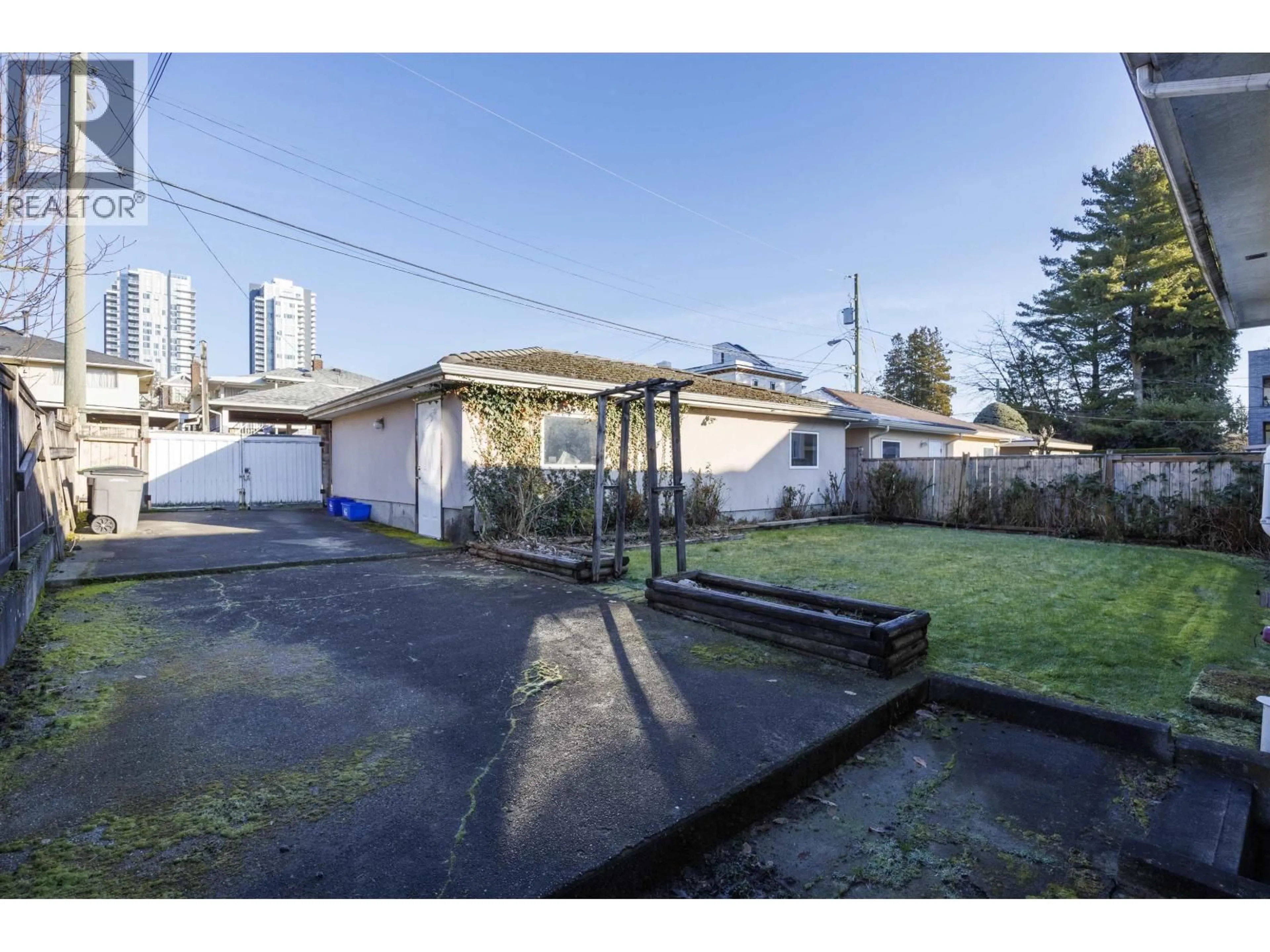 A pic from outside/outdoor area/front of a property/back of a property/a pic from drone, street for 535 62ND AVENUE, Vancouver British Columbia V6P2C8