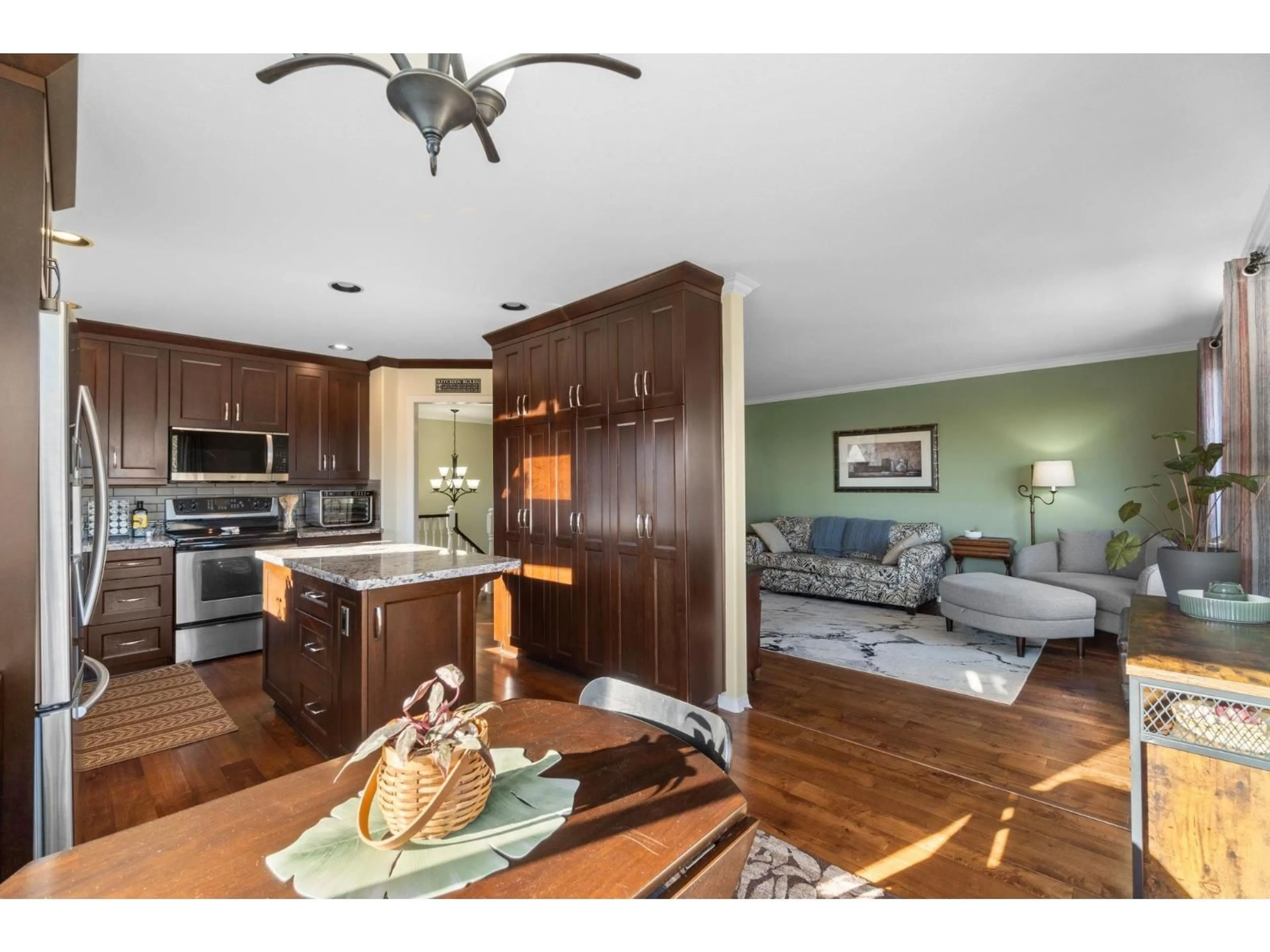 Open concept kitchen, wood/laminate floor for 6018 189A STREET, Surrey British Columbia V3S8A3