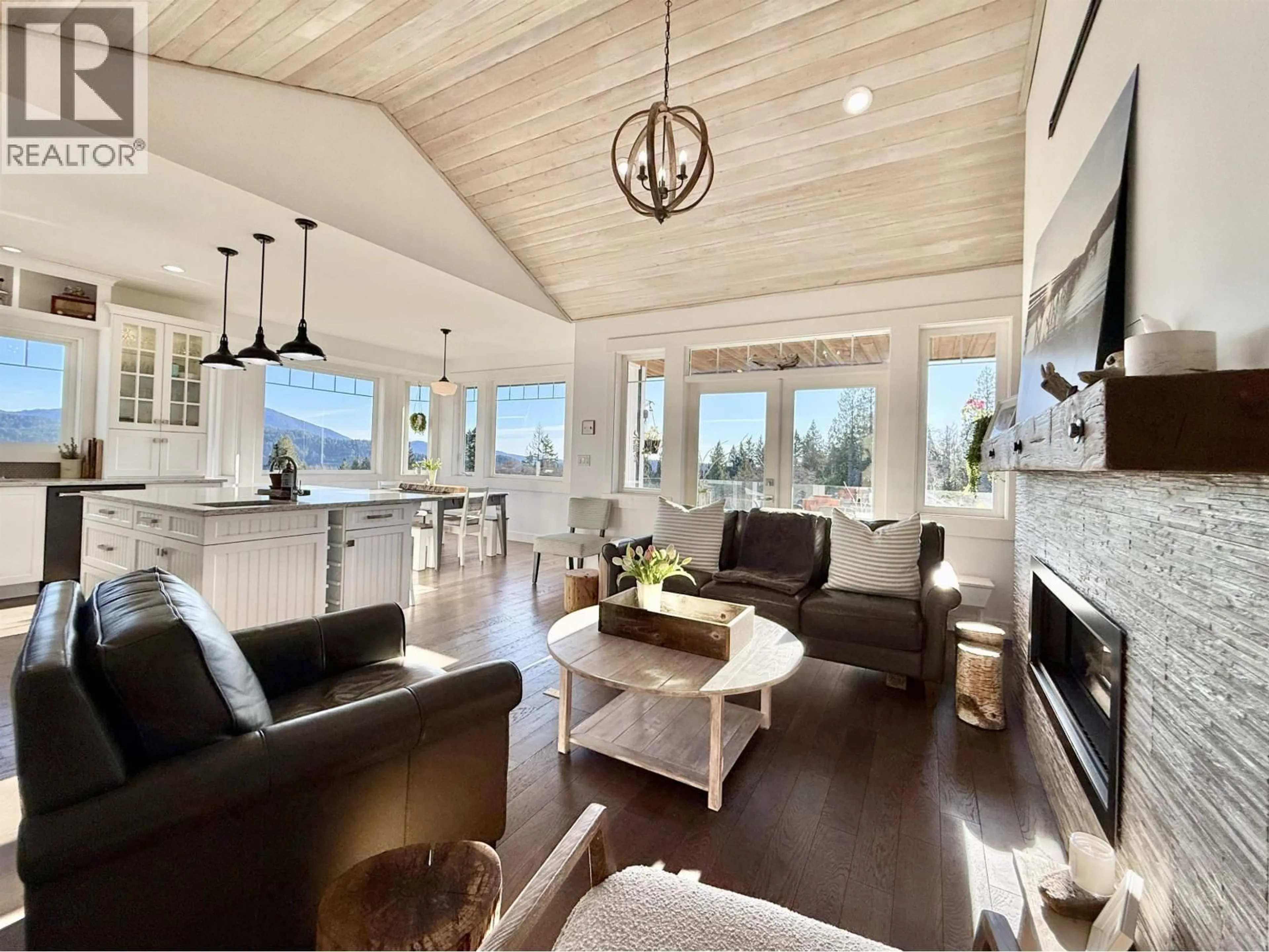 Living room with furniture, wood/laminate floor for 605 WOODLAND AVENUE, Gibsons British Columbia V0N1V1