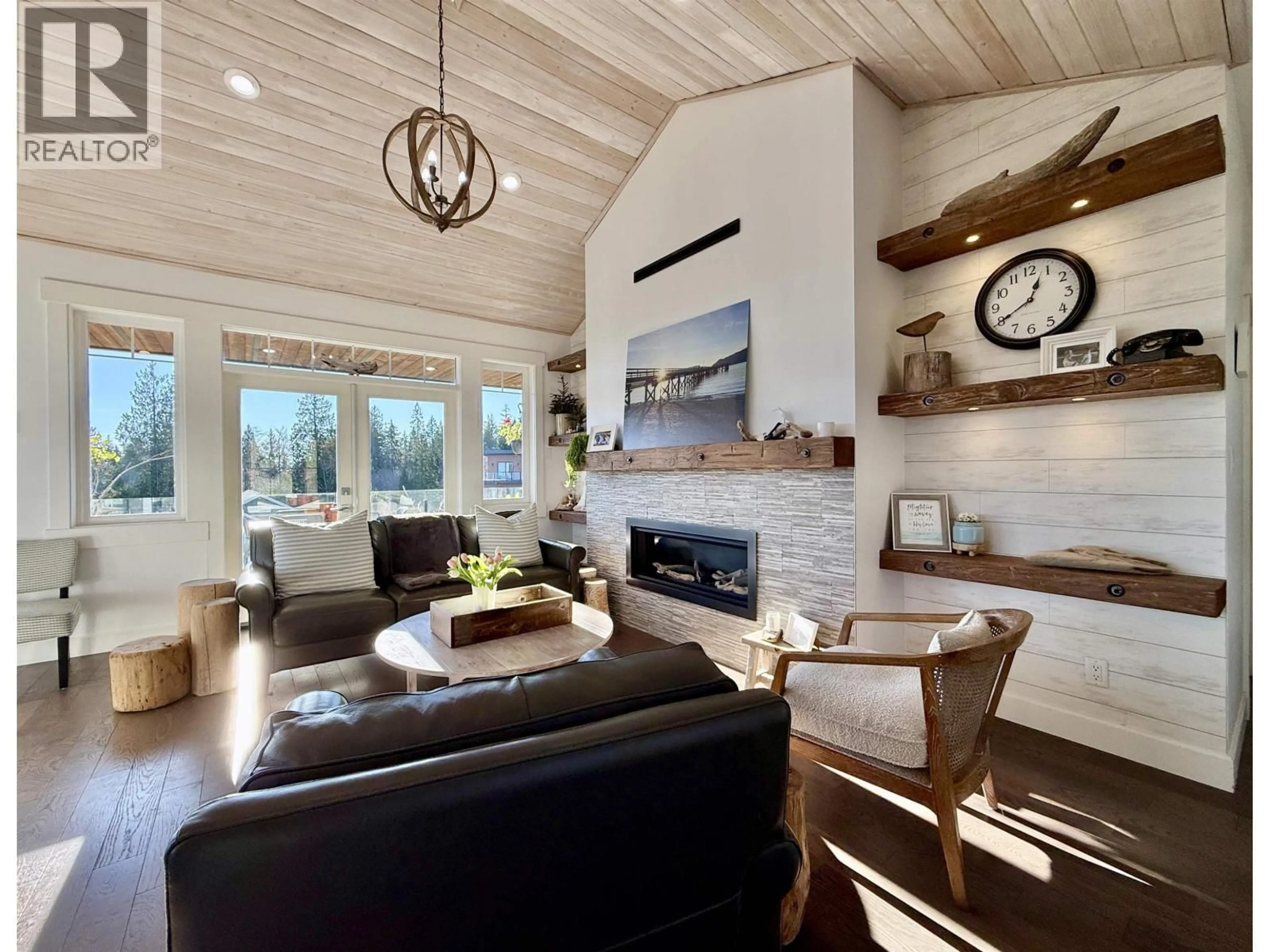 Living room with furniture, wood/laminate floor for 605 WOODLAND AVENUE, Gibsons British Columbia V0N1V1