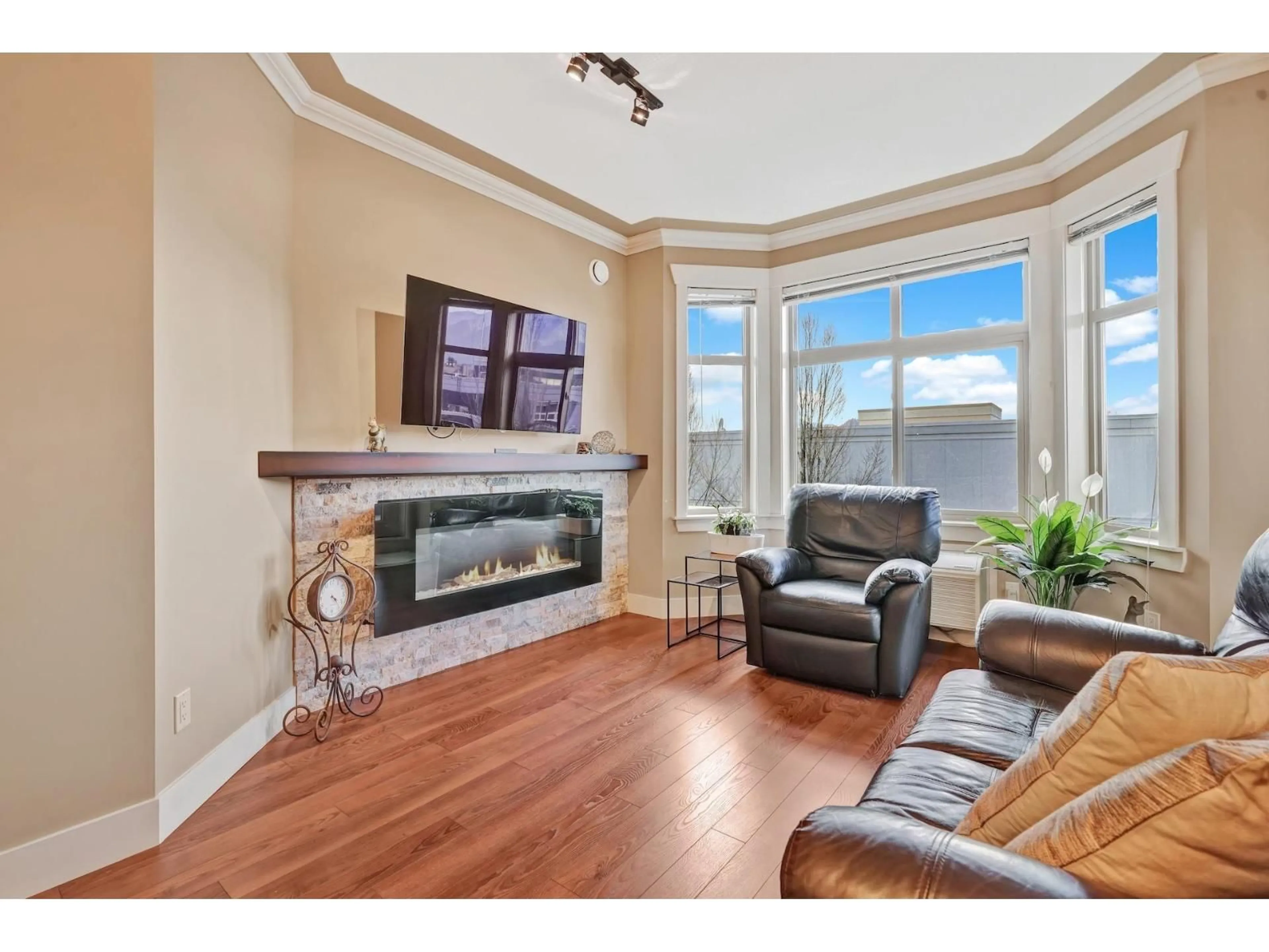 Living room with furniture, wood/laminate floor for 205 - 9060 BIRCH STREET, Chilliwack British Columbia V2P4N4