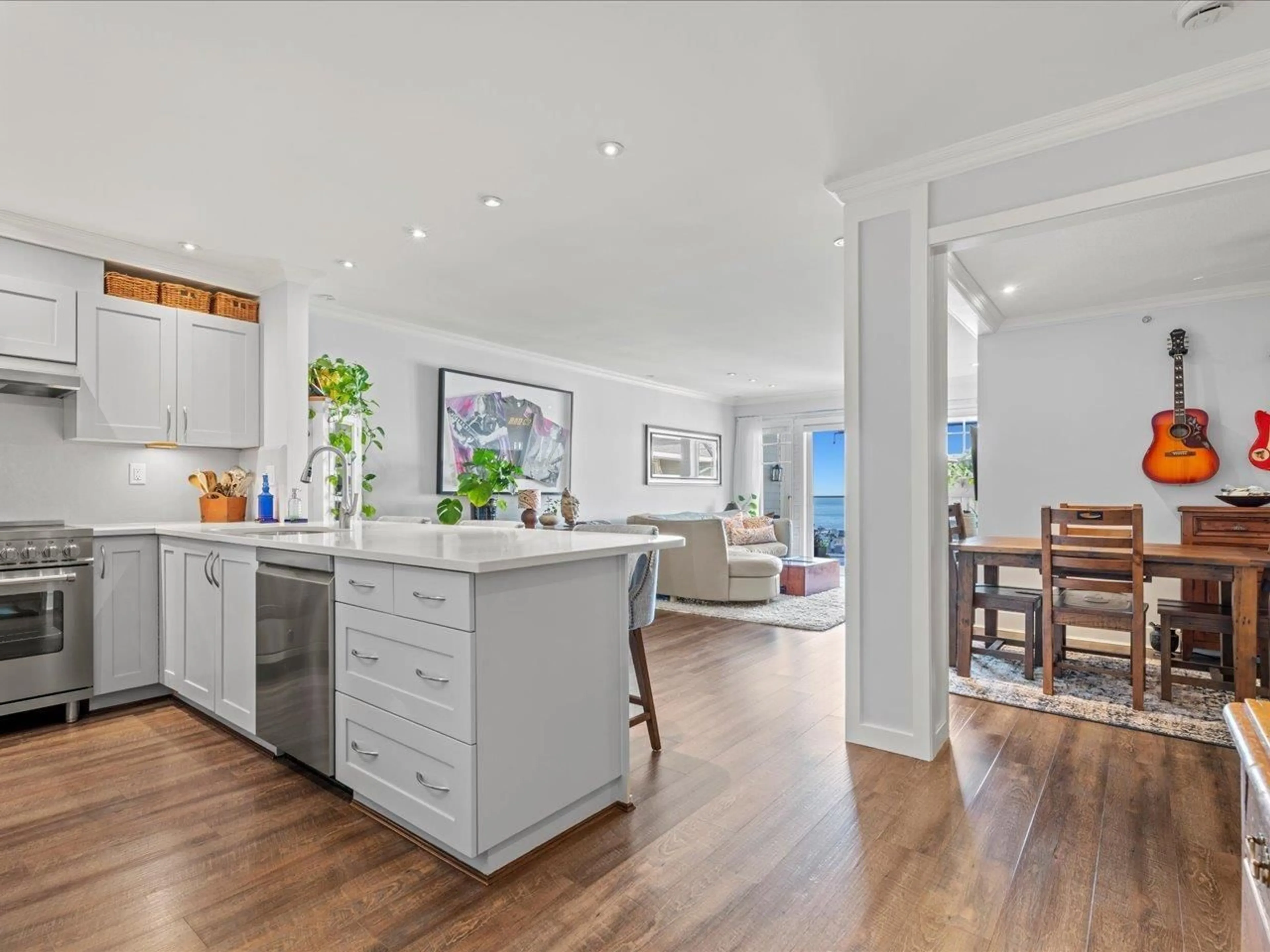 Open concept kitchen, wood/laminate floor for 406 - 15621 MARINE DRIVE, White Rock British Columbia V4B1E1