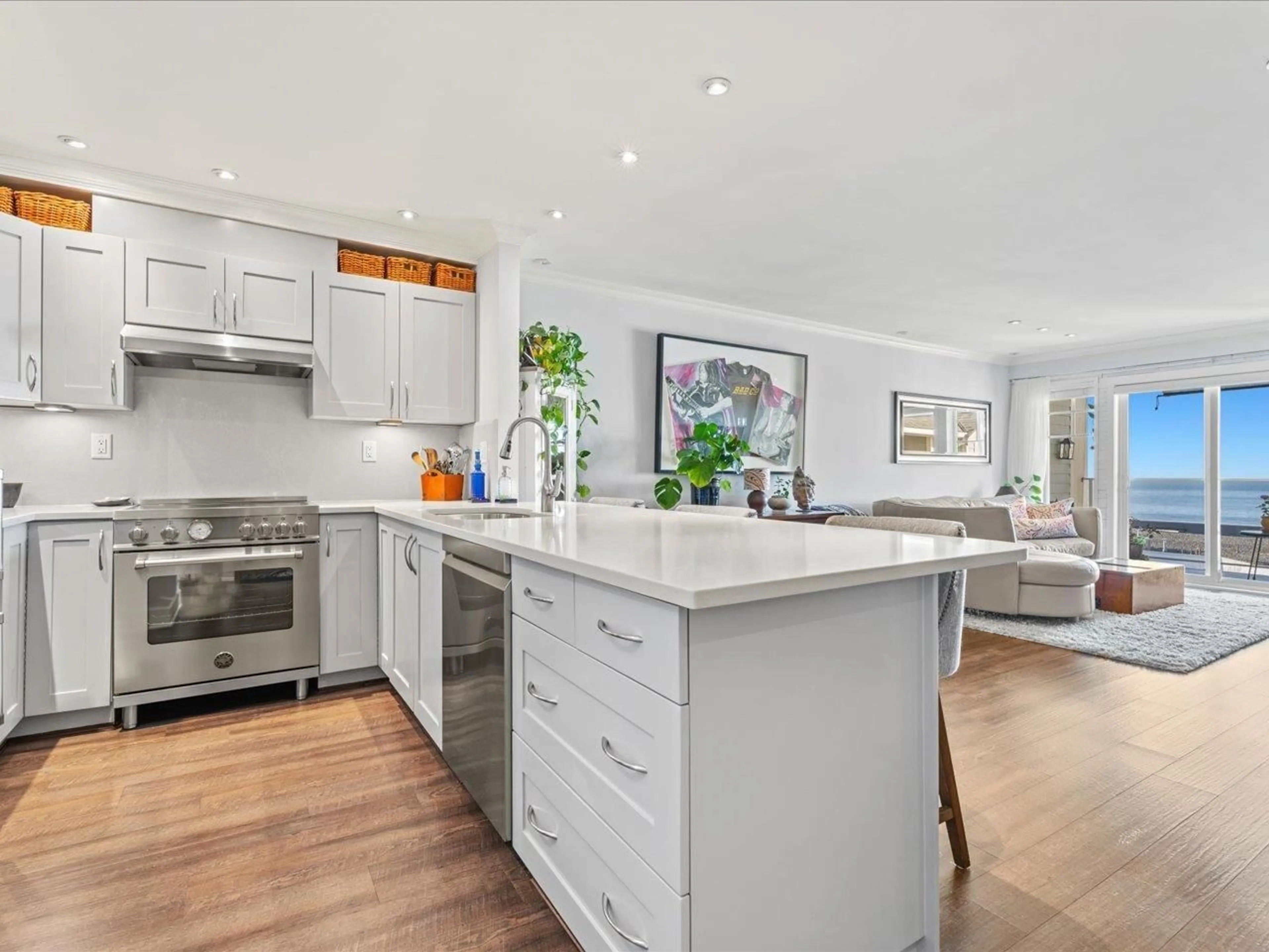 Open concept kitchen, unknown for 406 - 15621 MARINE DRIVE, White Rock British Columbia V4B1E1