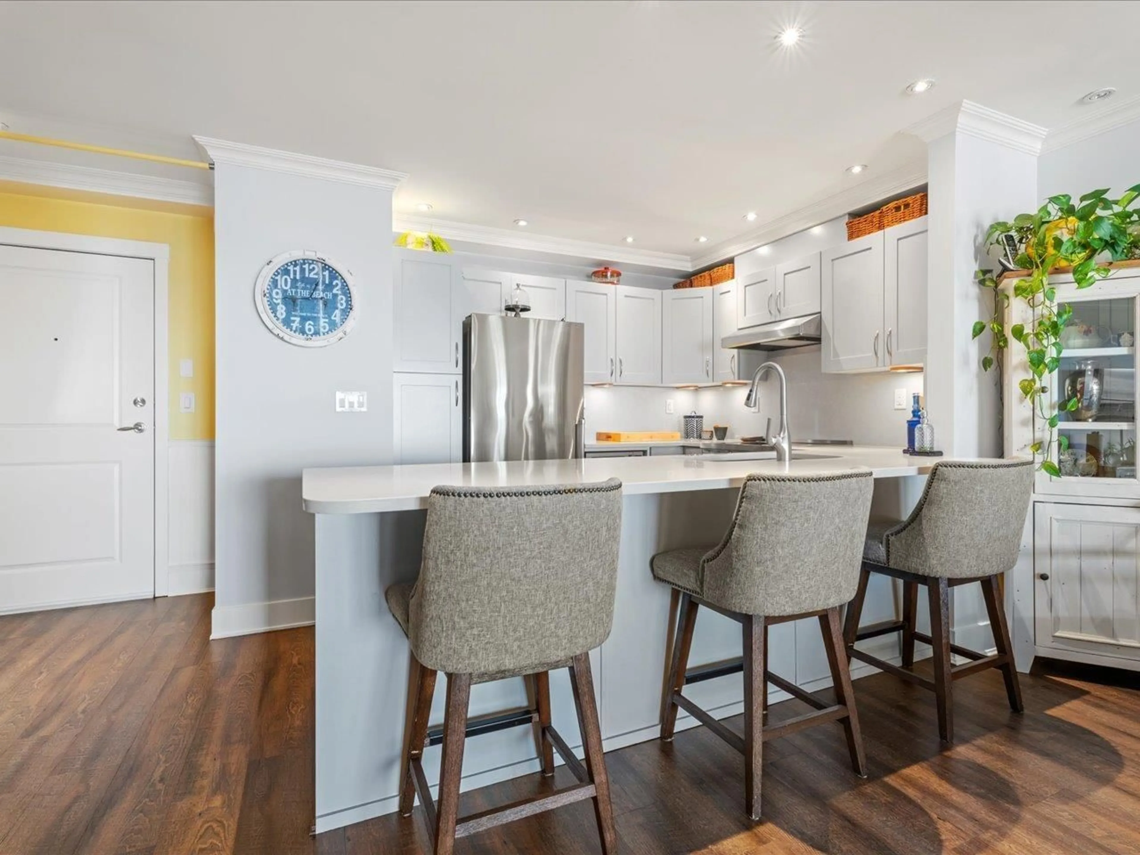 Open concept kitchen, wood/laminate floor for 406 - 15621 MARINE DRIVE, White Rock British Columbia V4B1E1