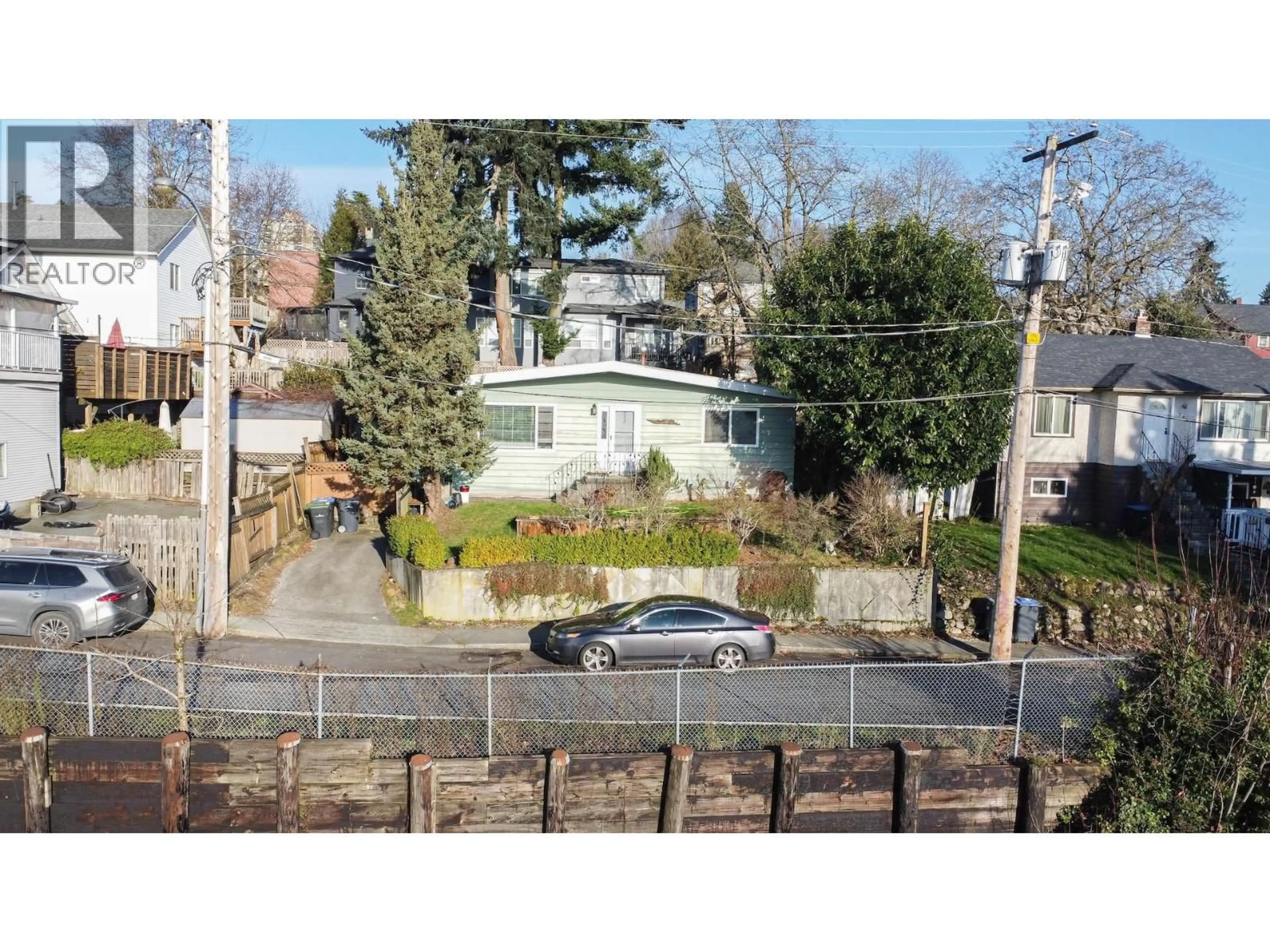 A pic from outside/outdoor area/front of a property/back of a property/a pic from drone, street for 333 LOUELLEN STREET, New Westminster British Columbia V3M4G6