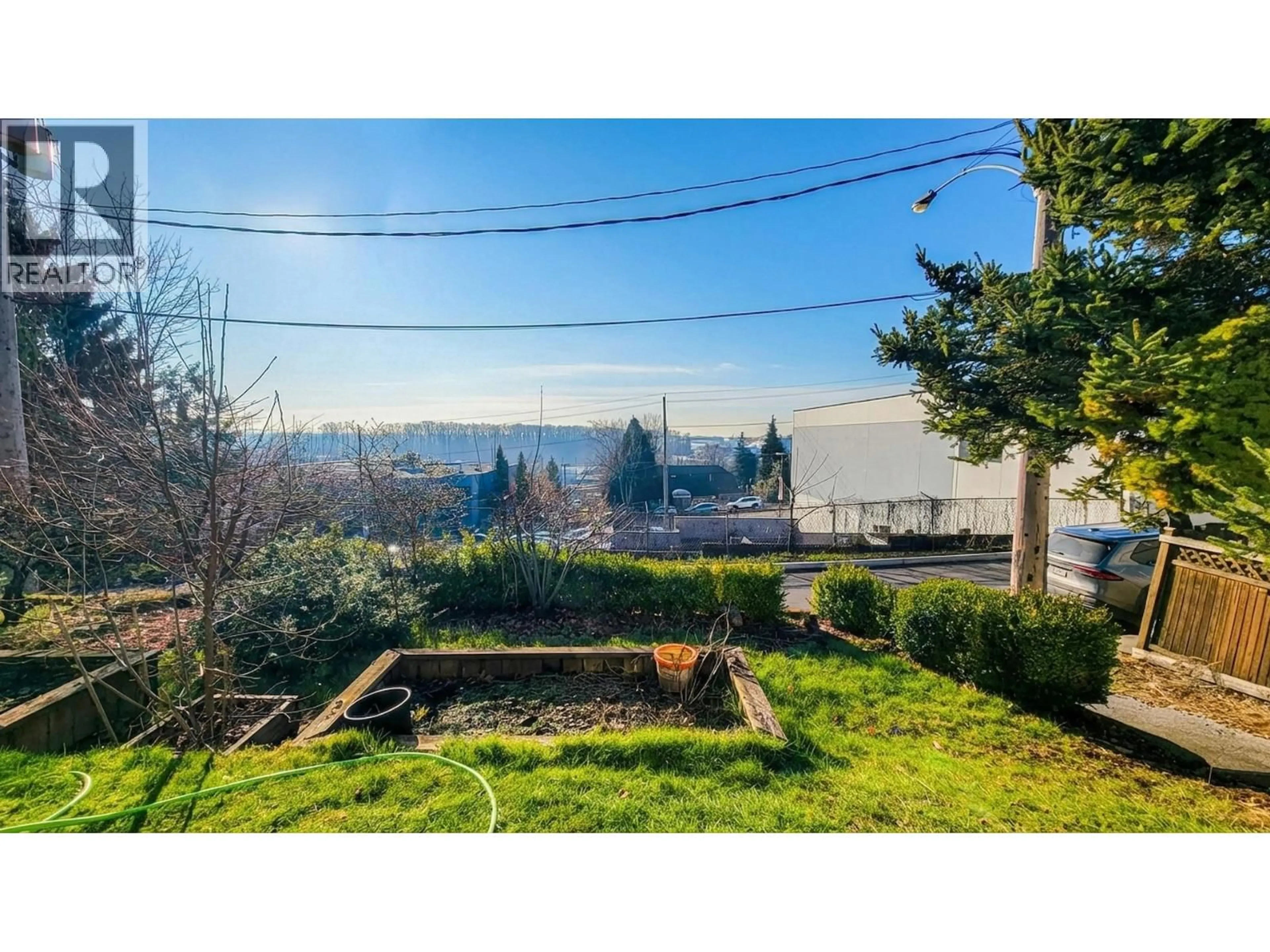 A pic from outside/outdoor area/front of a property/back of a property/a pic from drone, mountain view for 333 LOUELLEN STREET, New Westminster British Columbia V3M4G6
