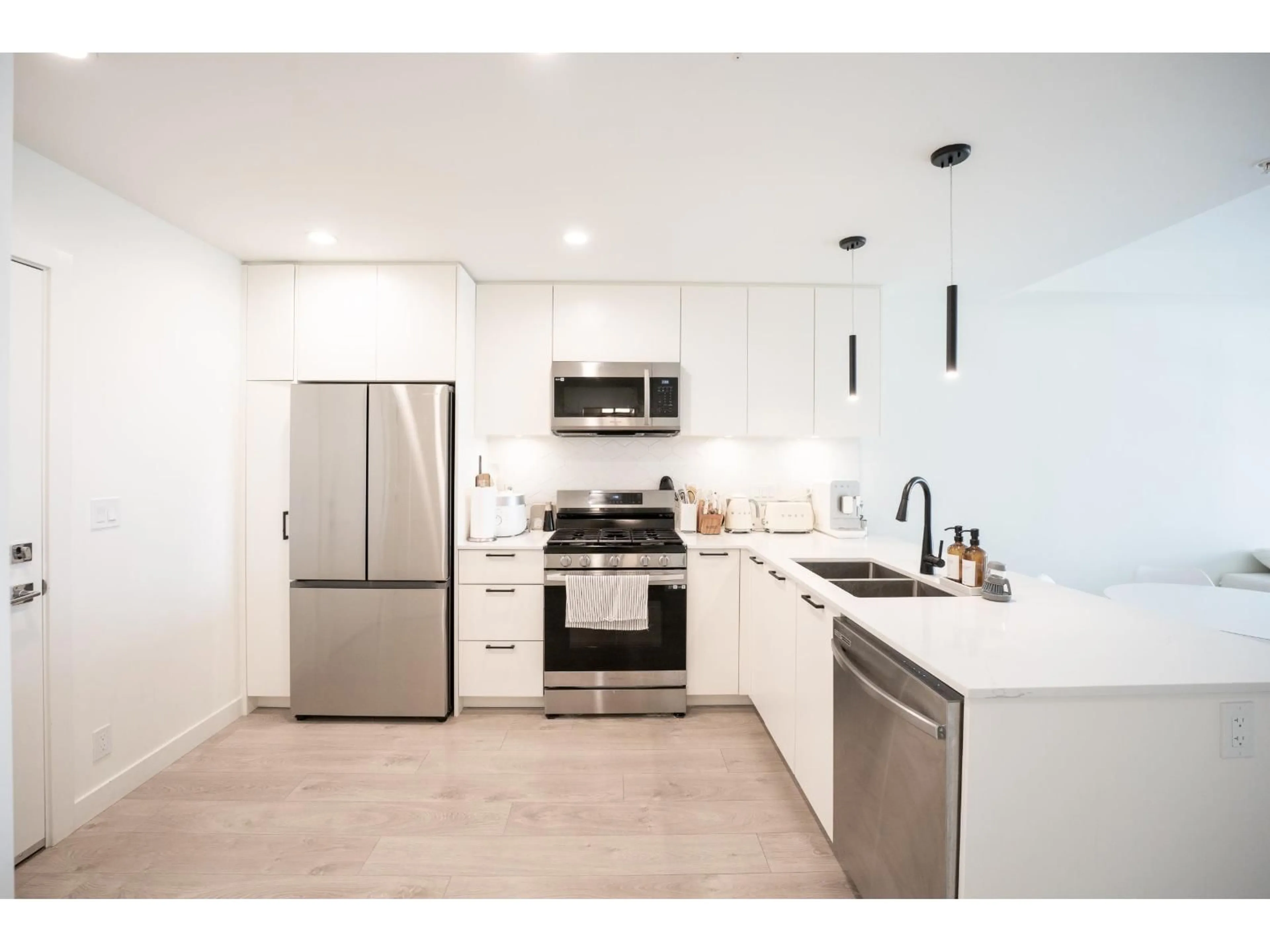 Open concept kitchen, ceramic/tile floor for 302 - 8380 200A STREET, Langley British Columbia V2Y3S5