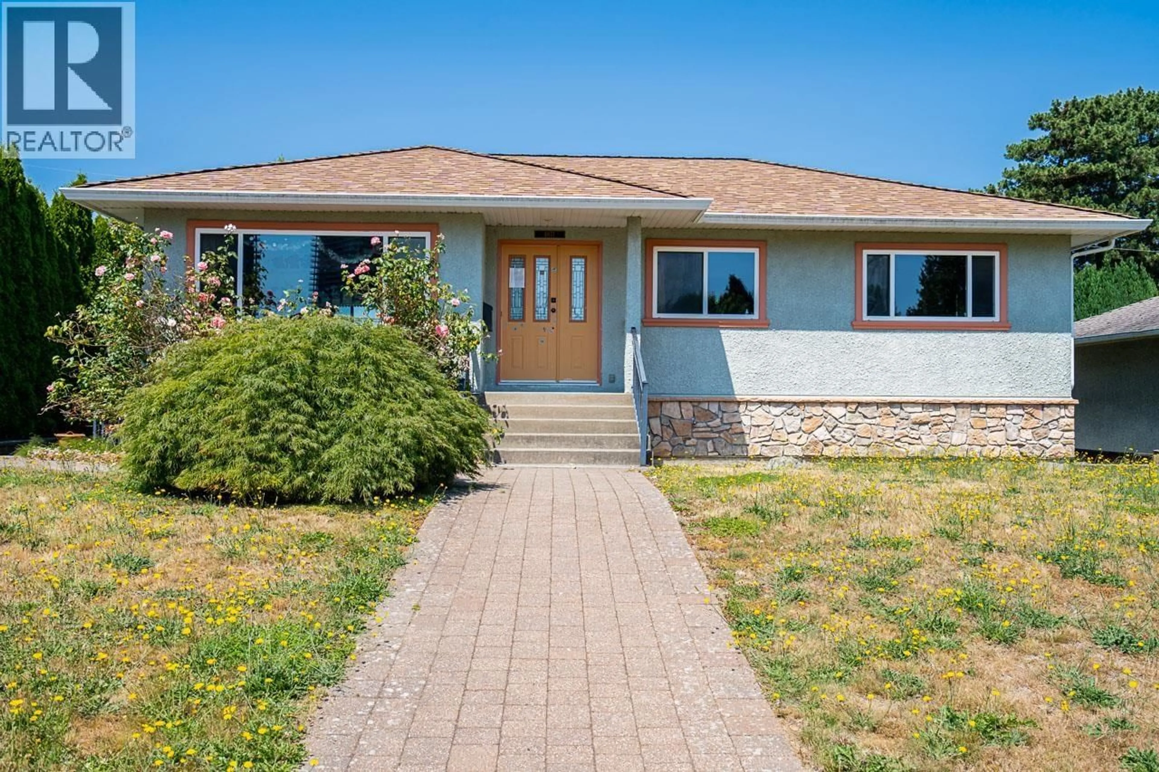 Home with vinyl exterior material, street for 4871 HIGHLAWN DRIVE, Burnaby British Columbia V5C3T2