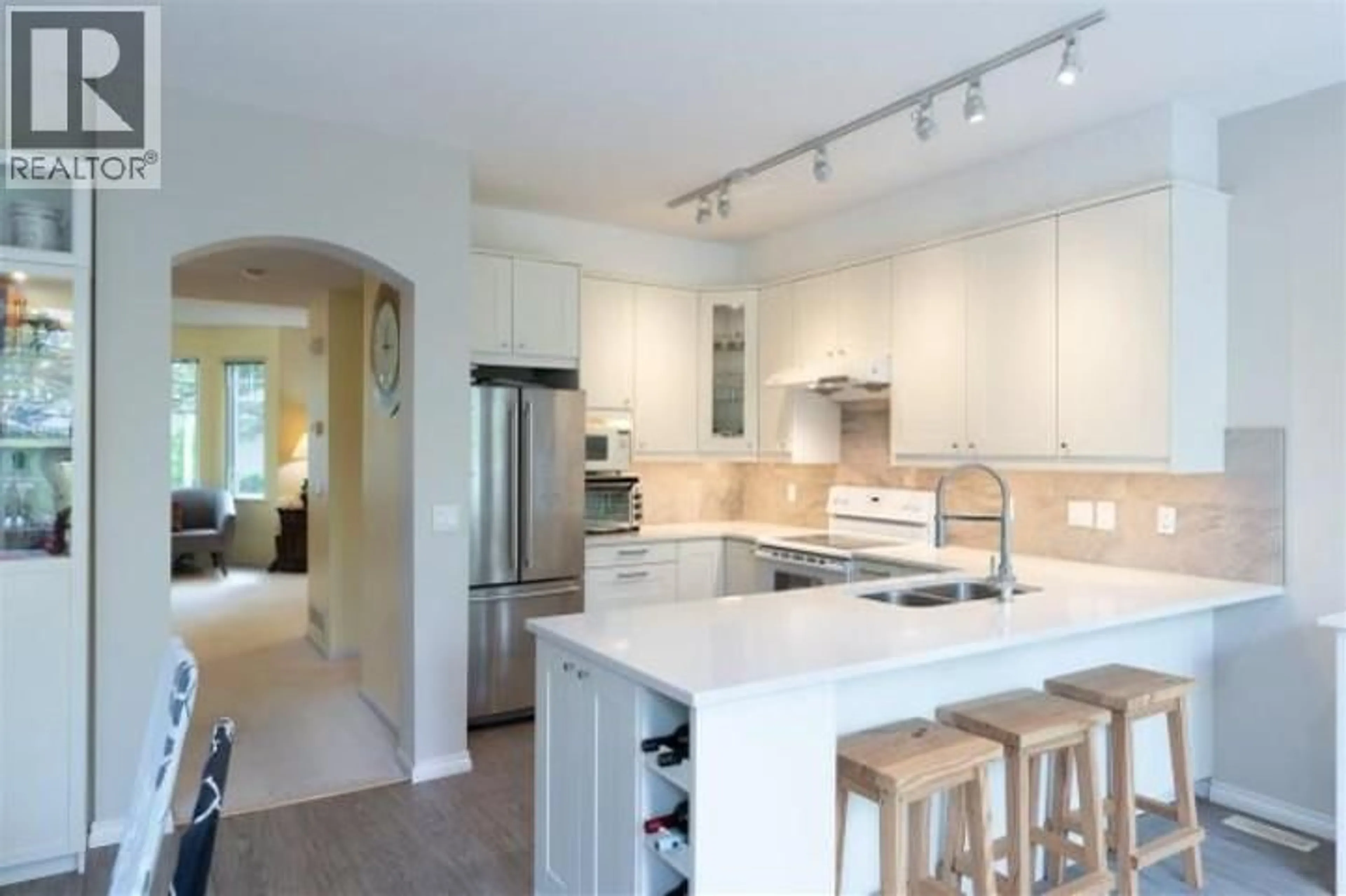 Open concept kitchen, ceramic/tile floor for 10 - 7500 CUMBERLAND STREET, Burnaby British Columbia V3N4Z9