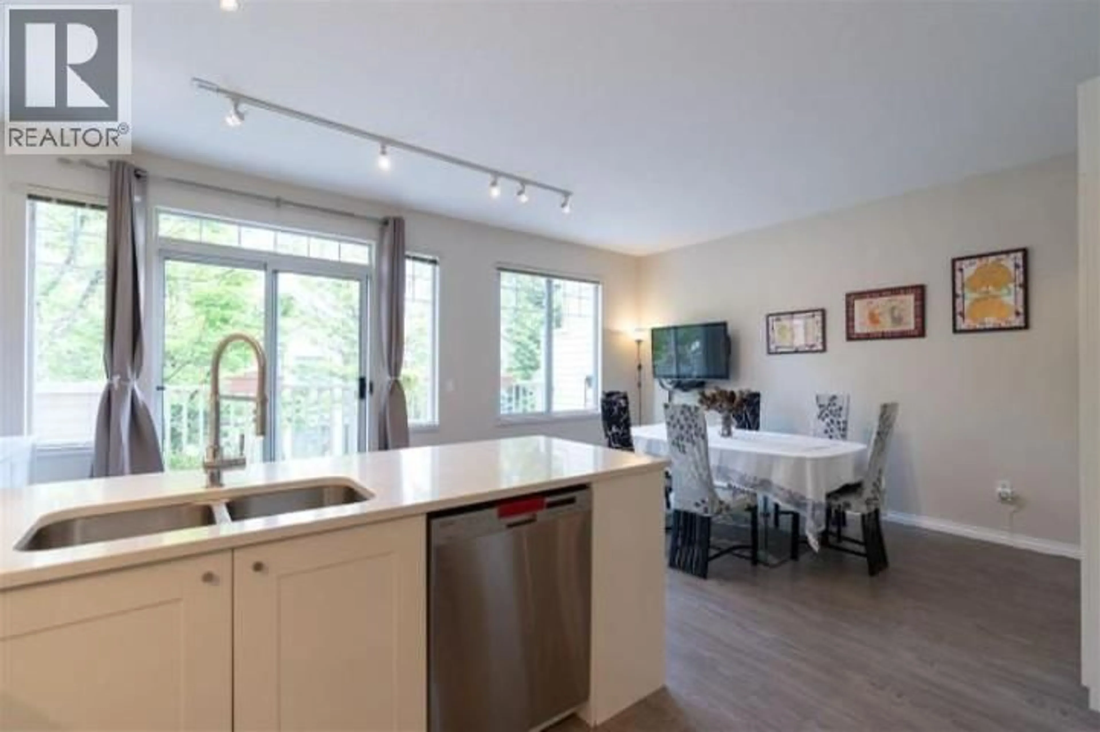 Open concept kitchen, unknown for 10 - 7500 CUMBERLAND STREET, Burnaby British Columbia V3N4Z9