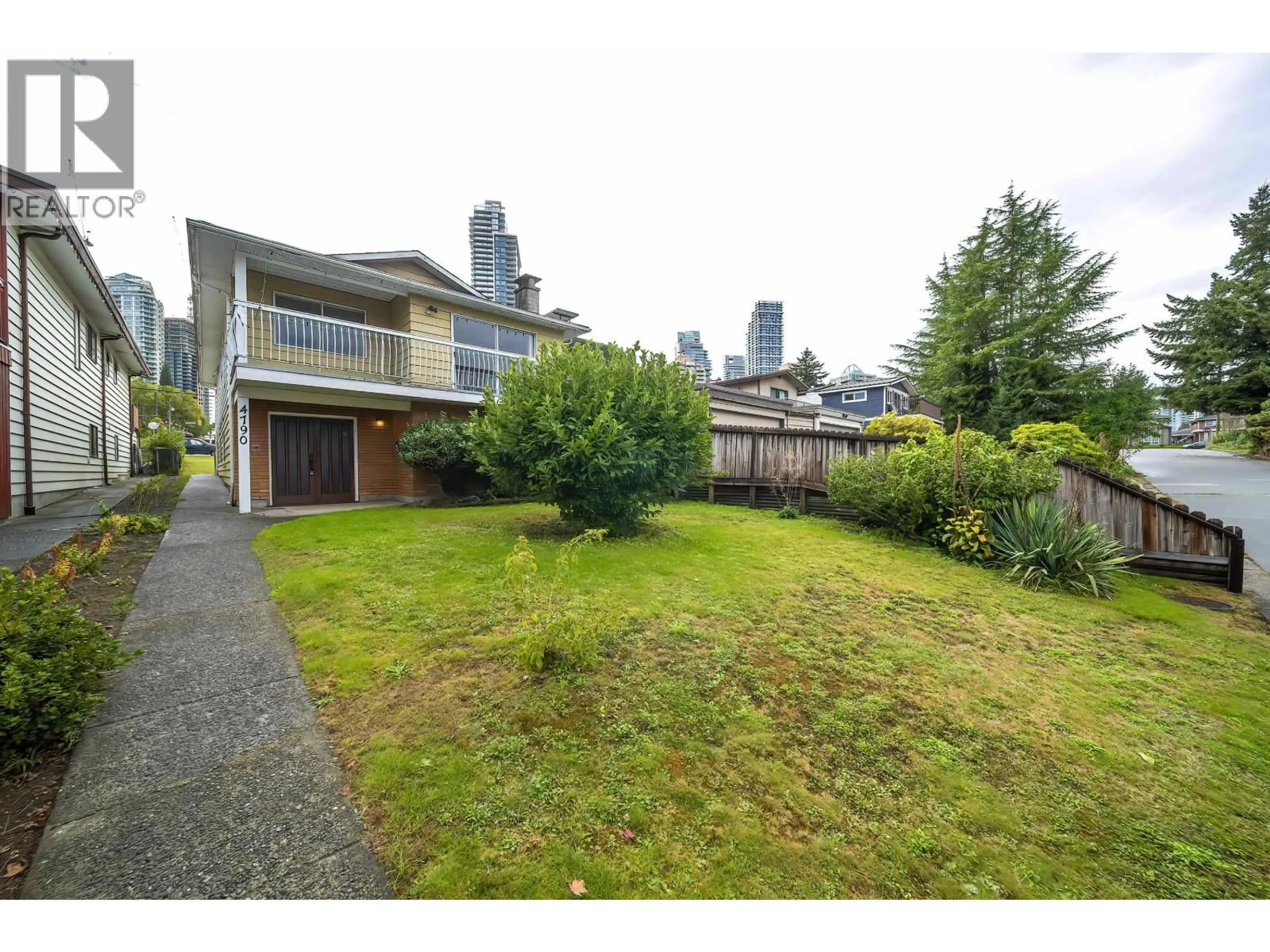 A pic from outside/outdoor area/front of a property/back of a property/a pic from drone, street for 4790 HARLEY CRESCENT, Burnaby British Columbia V5H4A8