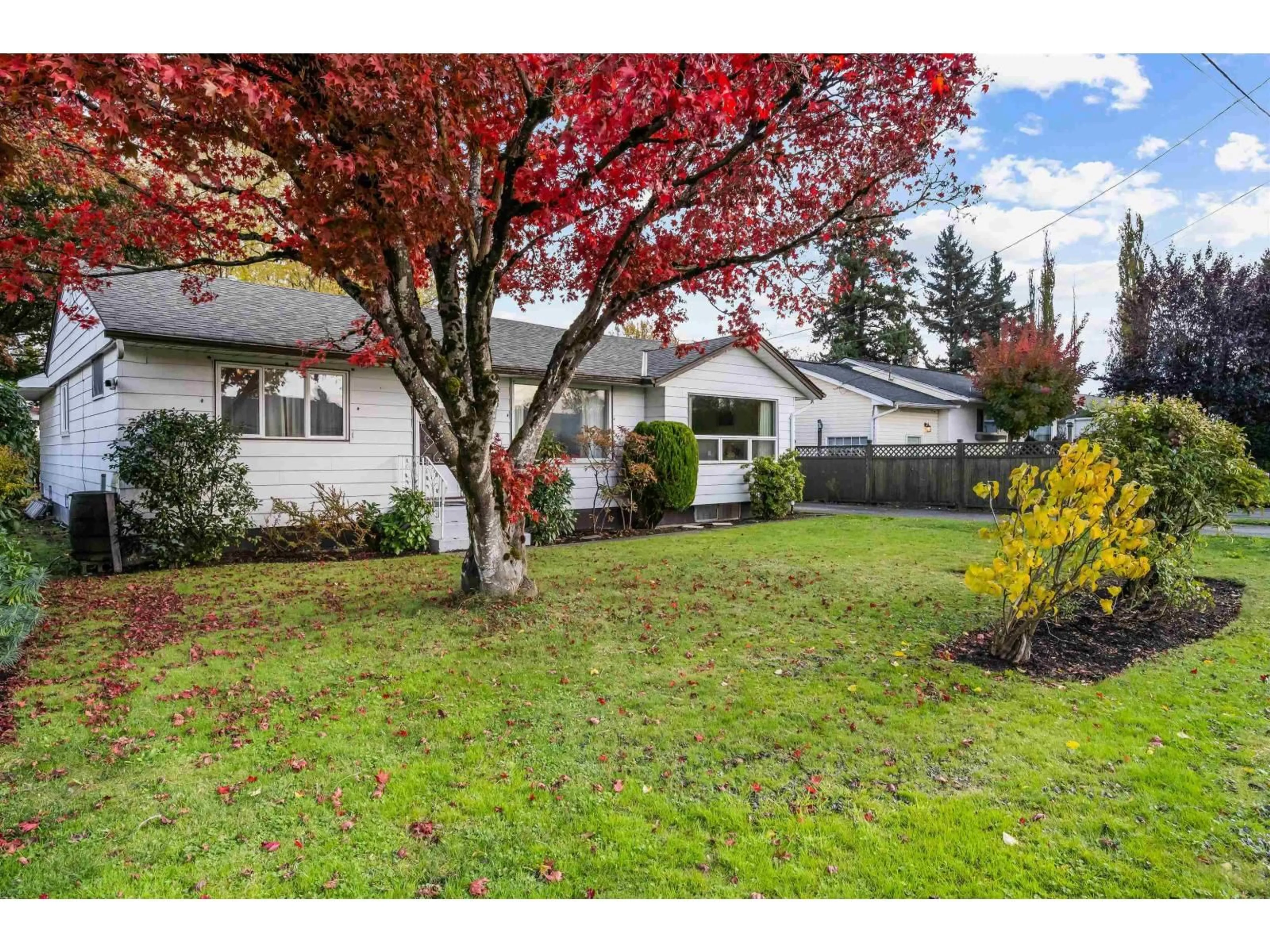 A pic from outside/outdoor area/front of a property/back of a property/a pic from drone, street for 9170 HOLLY STREET, Chilliwack British Columbia V2P6A7