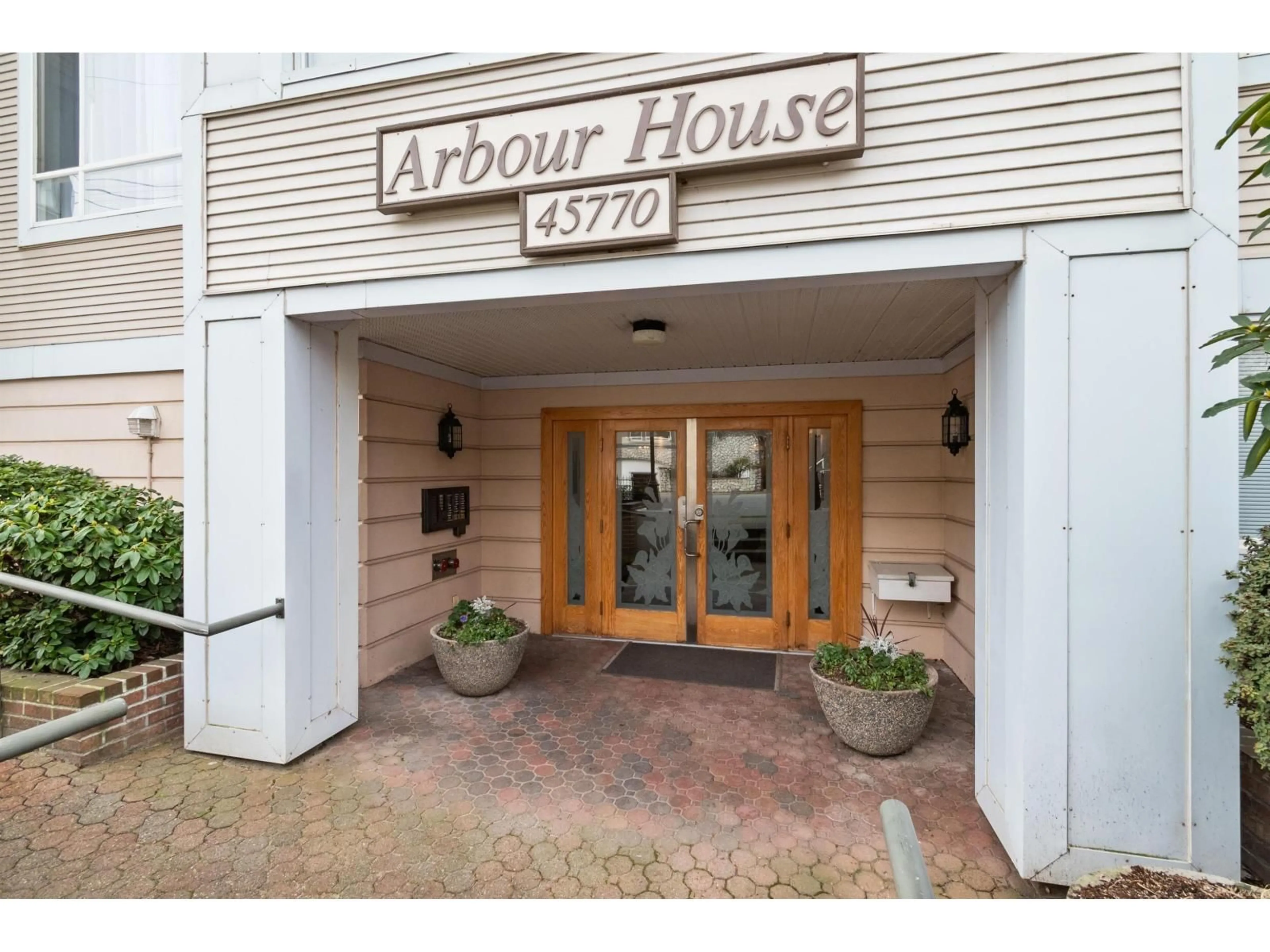 Indoor foyer for 203 - 45770 SPADINA AVENUE, Chilliwack British Columbia V2P1T6