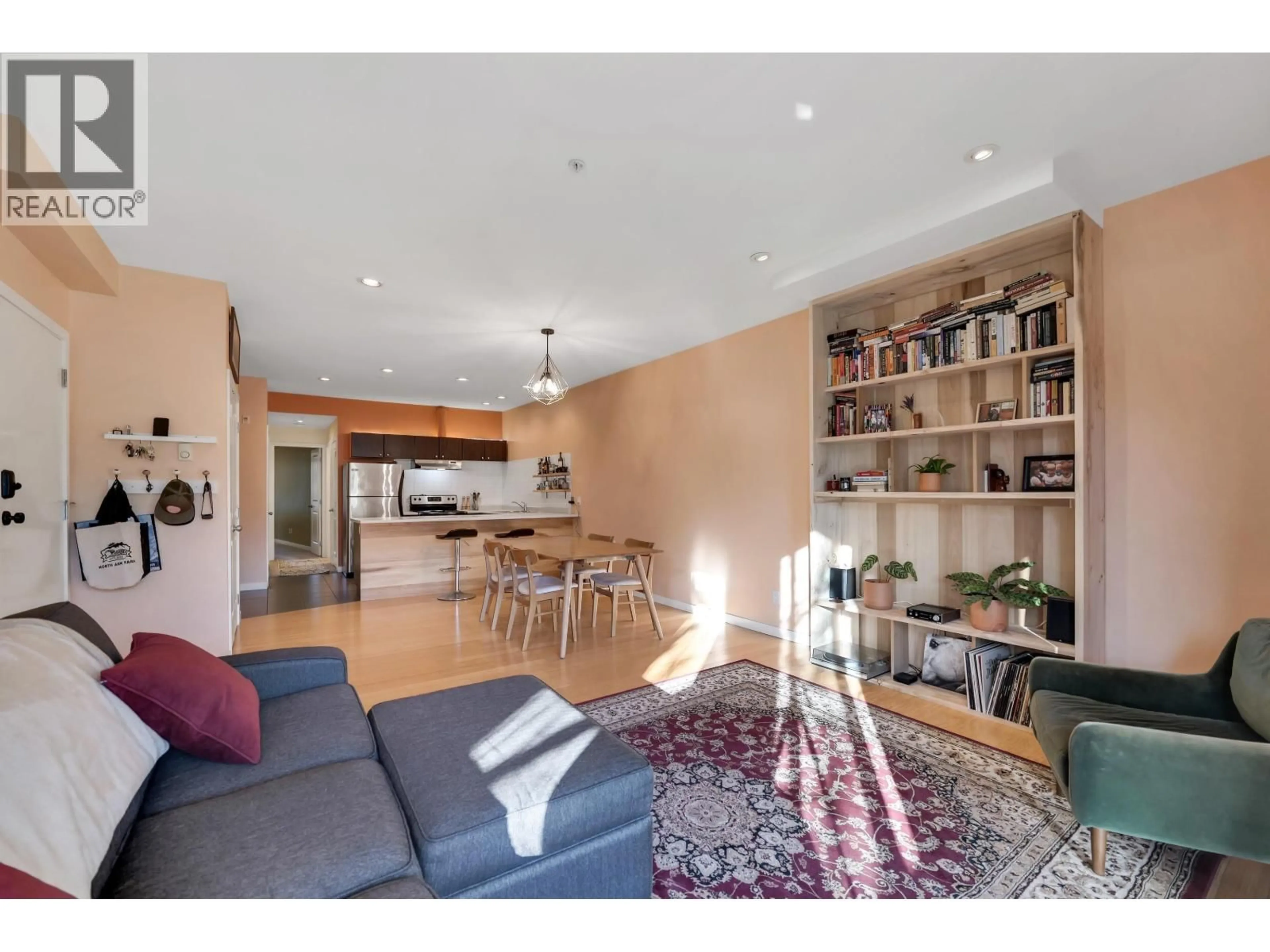 Living room with furniture, wood/laminate floor for 106 - 40147 GOVERNMENT ROAD, Squamish British Columbia V8B0R6