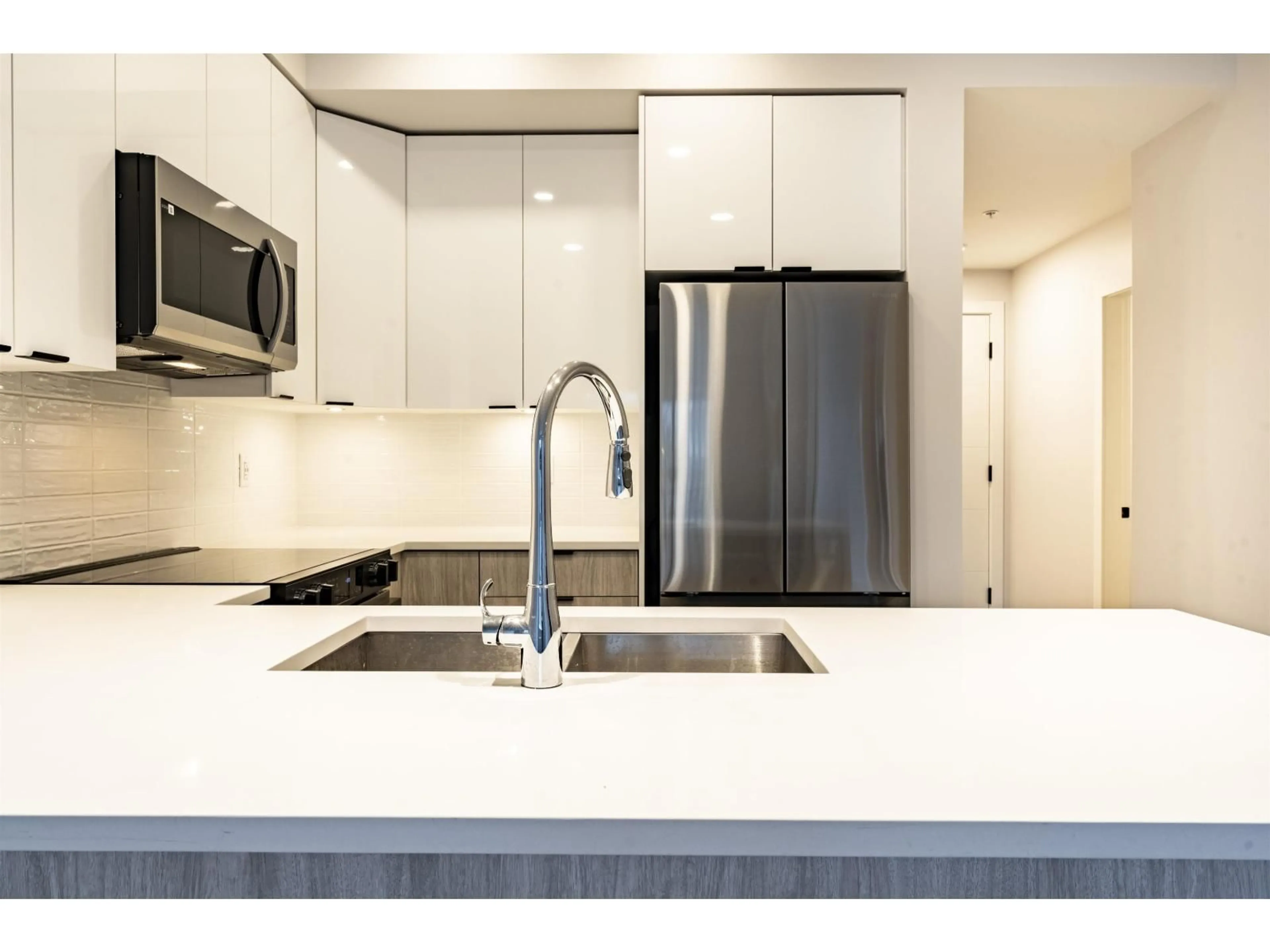 Unknown for 204 - 20061 FRASER HIGHWAY, Langley British Columbia V3A0R4