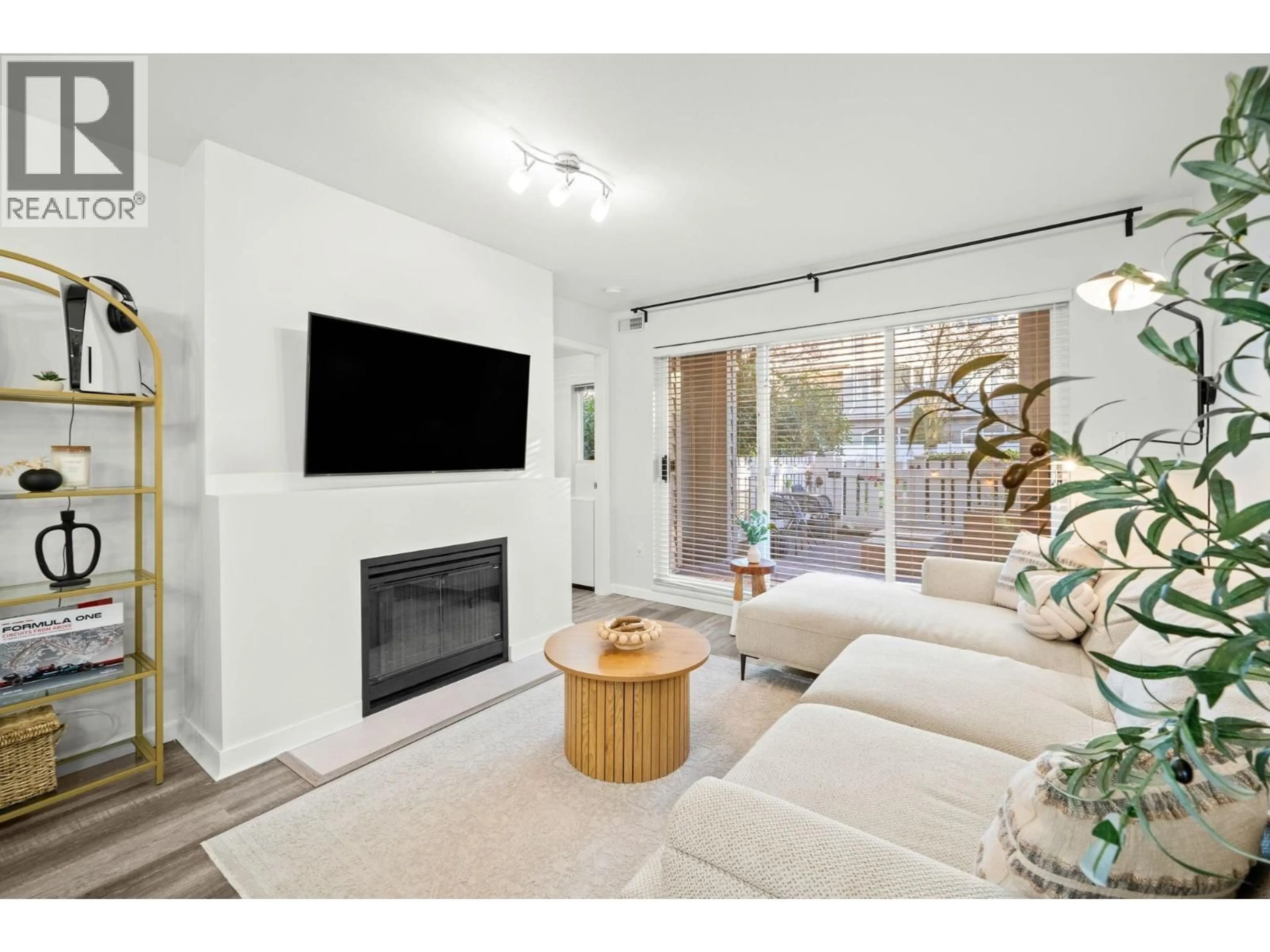 Living room with furniture, wood/laminate floor for 118 - 5900 DOVER CRESCENT, Richmond British Columbia V7C5R4