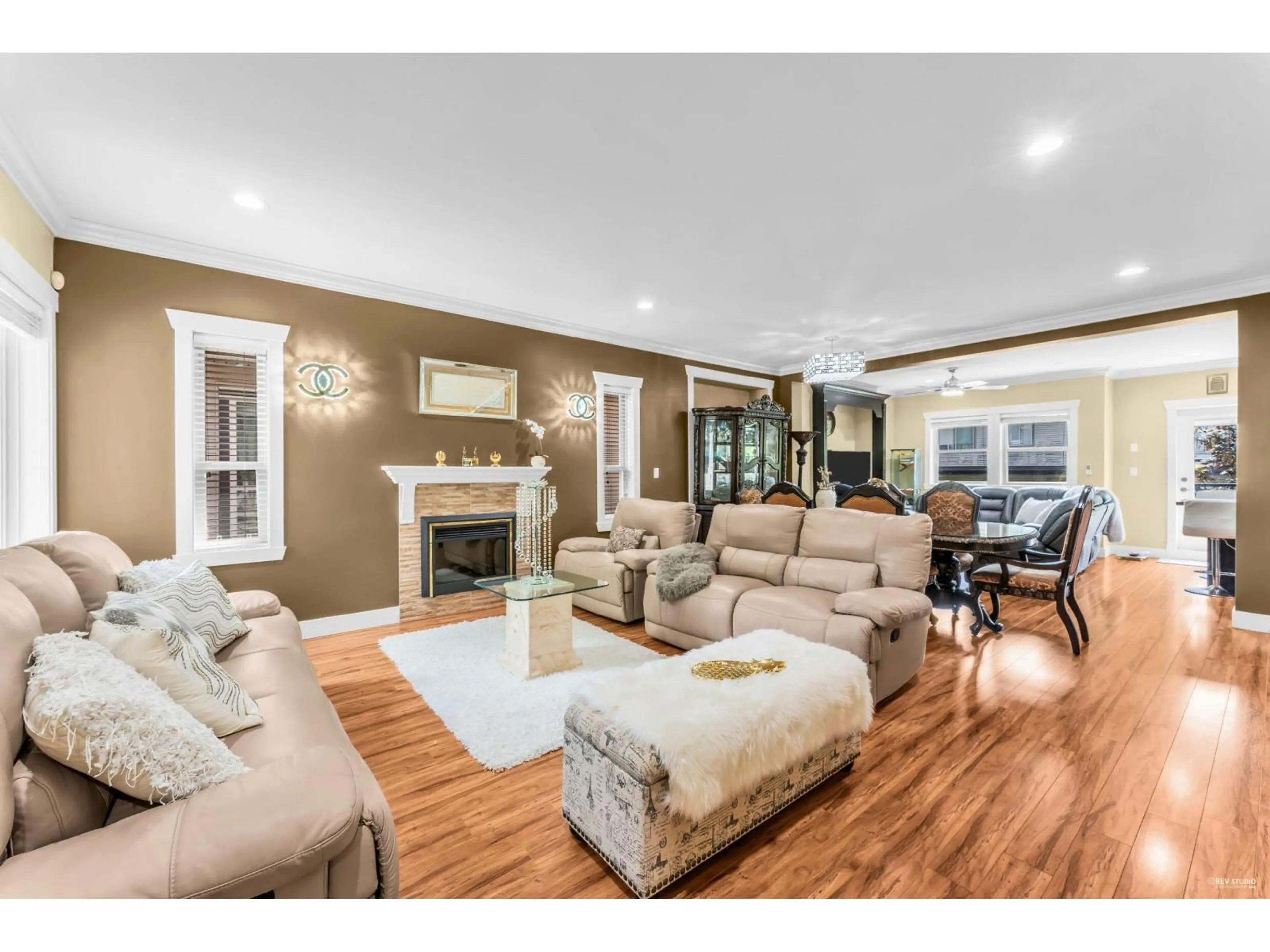 Living room with furniture, wood/laminate floor for 26 - 15168 66A AVENUE, Surrey British Columbia V3S1X2