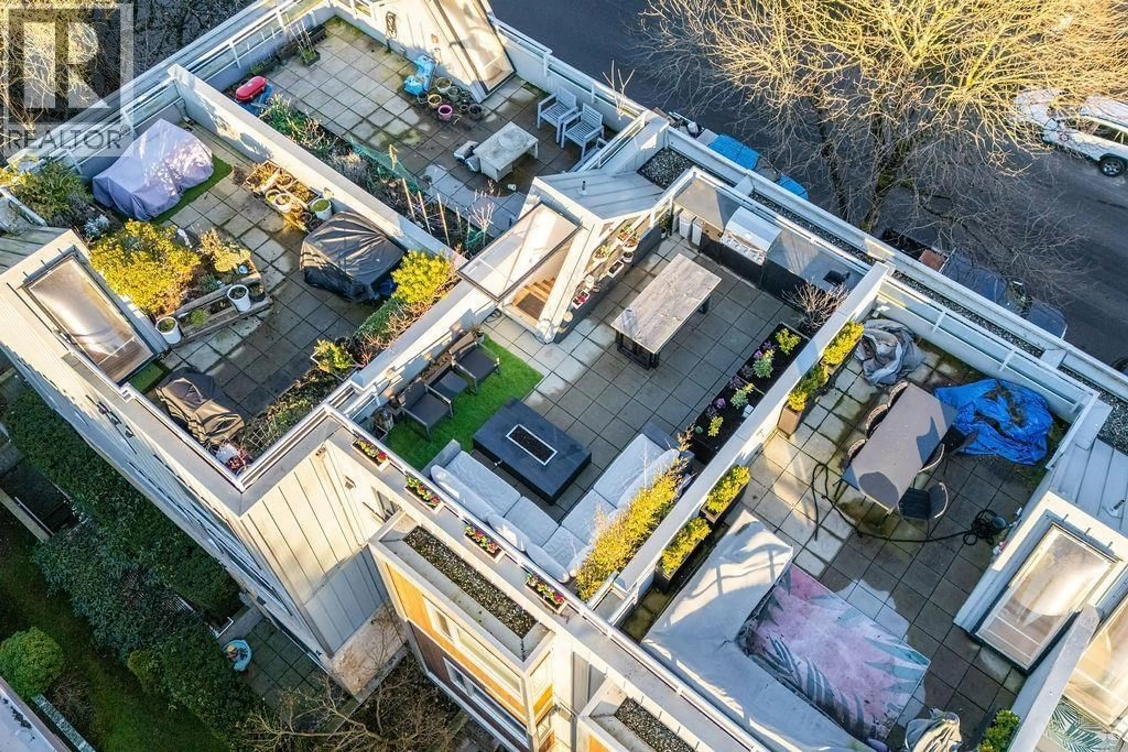 A pic from outside/outdoor area/front of a property/back of a property/a pic from drone, city buildings view from balcony for 2323 BRUNSWICK STREET, Vancouver British Columbia V5T3L8