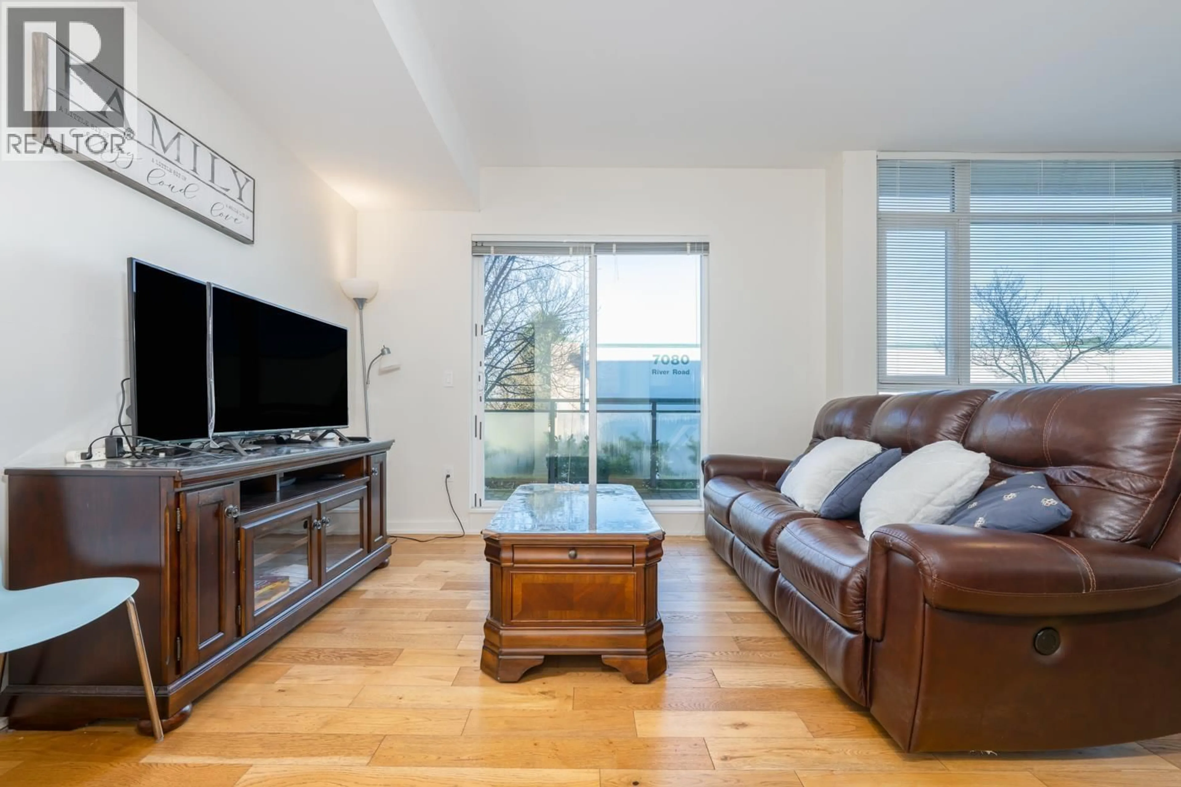 Living room with furniture, wood/laminate floor for 127 - 5311 CEDARBRIDGE WAY, Richmond British Columbia V6X0M3