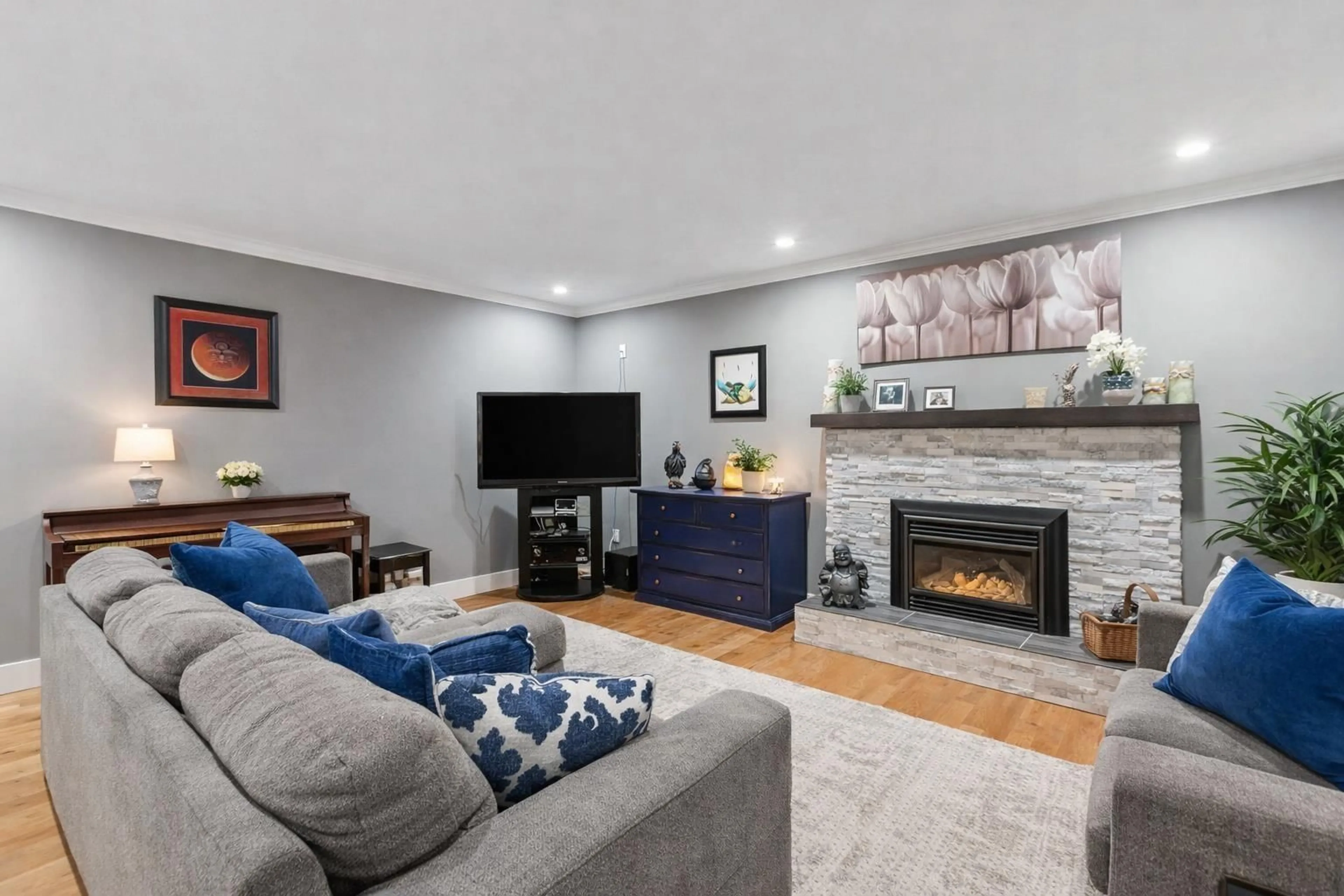 Living room with furniture, unknown for 20694 39 AVENUE, Langley British Columbia V3A2V6