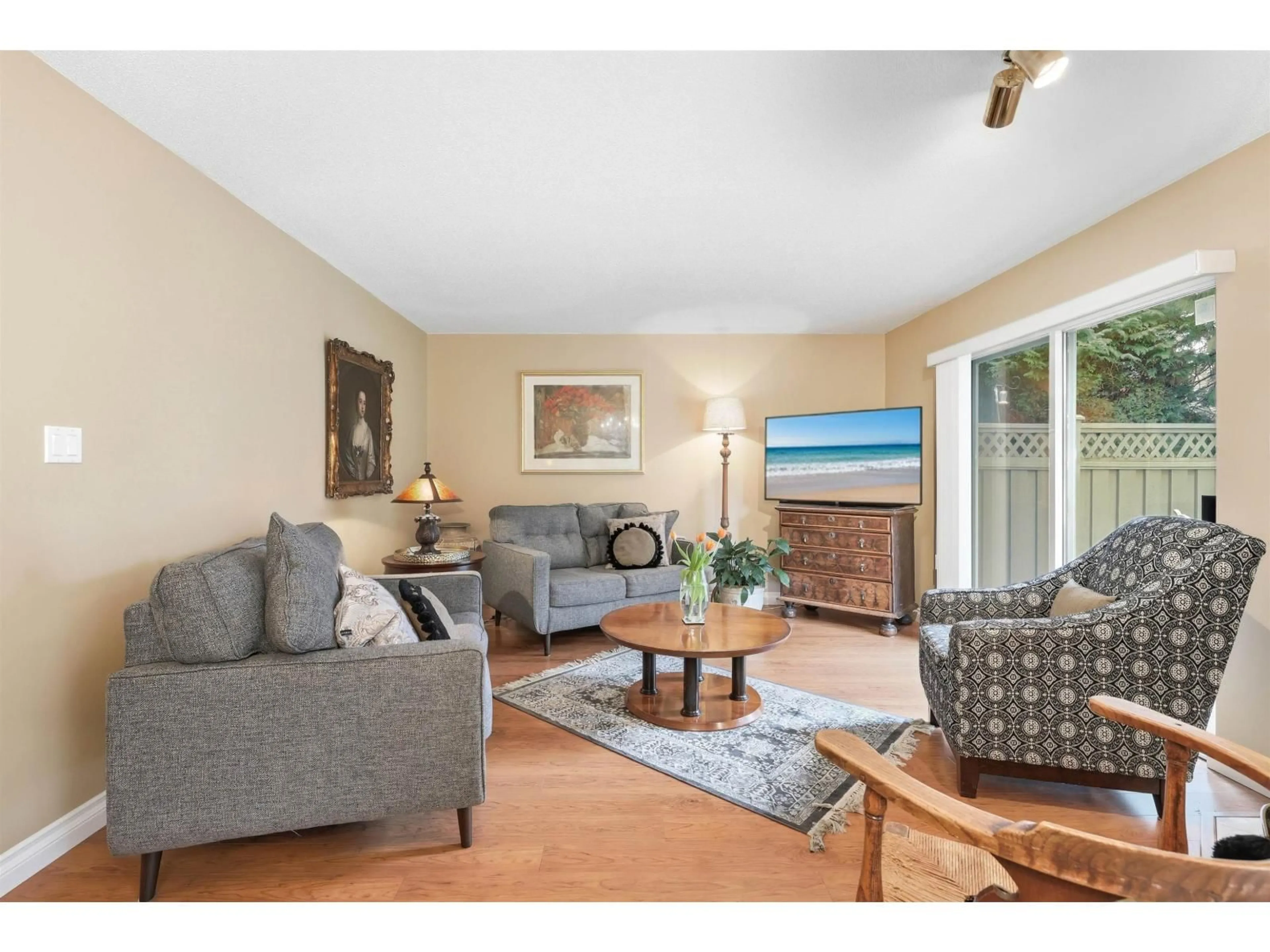 Living room with furniture, unknown for 136 - 16275 15 AVENUE, Surrey British Columbia V4A1L4