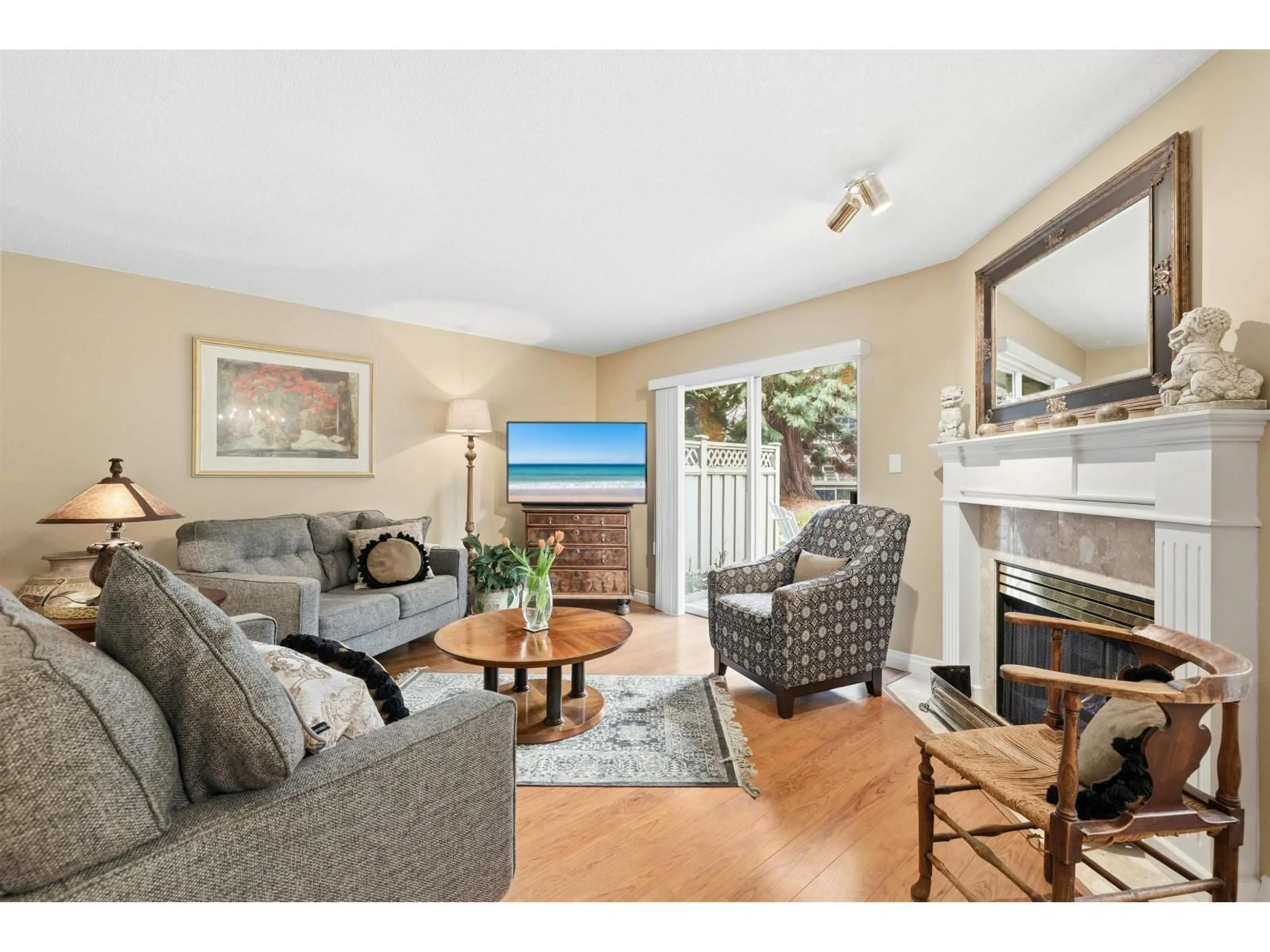 Living room with furniture, unknown for 136 - 16275 15 AVENUE, Surrey British Columbia V4A1L4