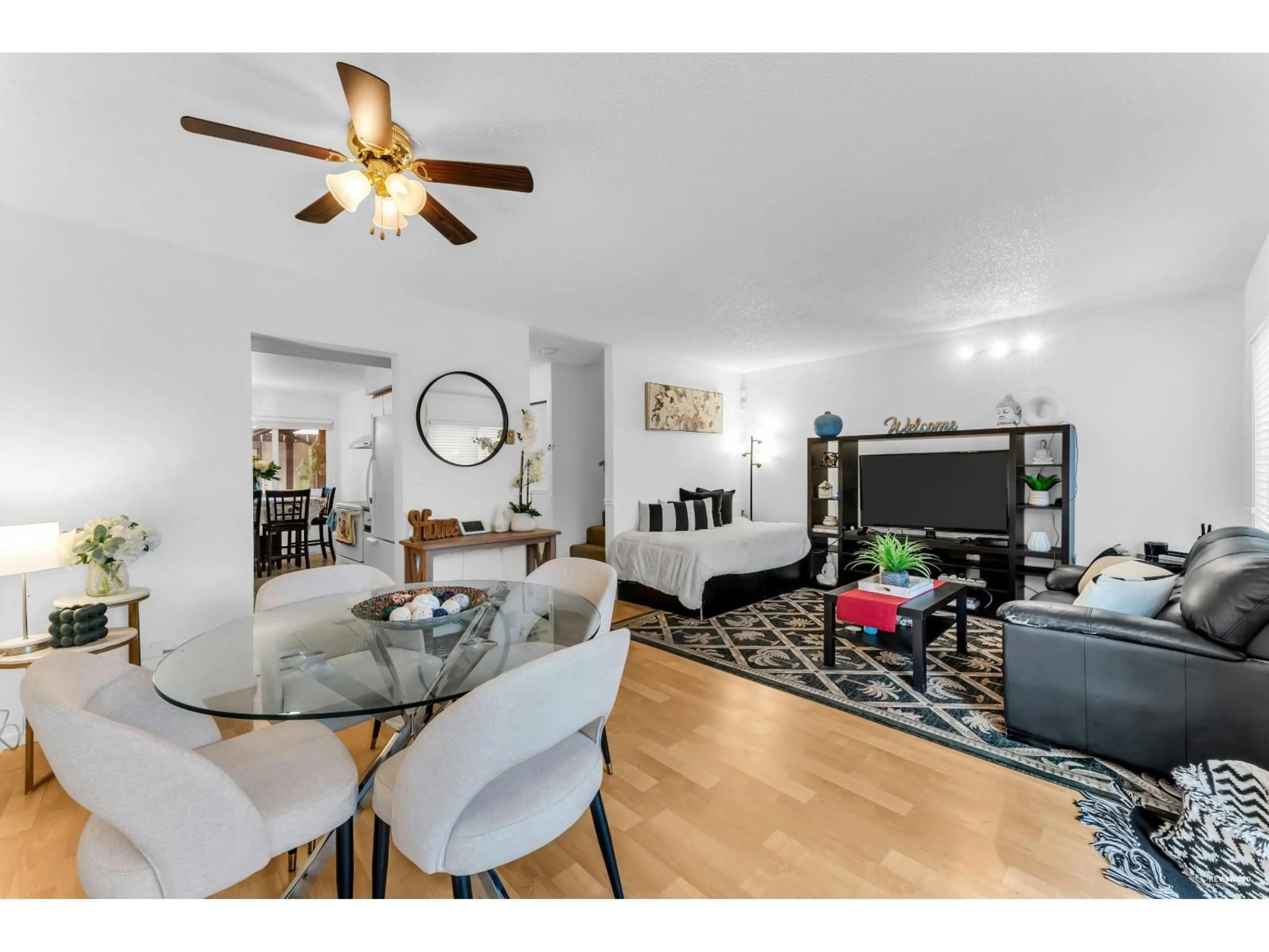 Living room with furniture, wood/laminate floor for 42 - 13990 74 AVENUE, Surrey British Columbia V3W7E6