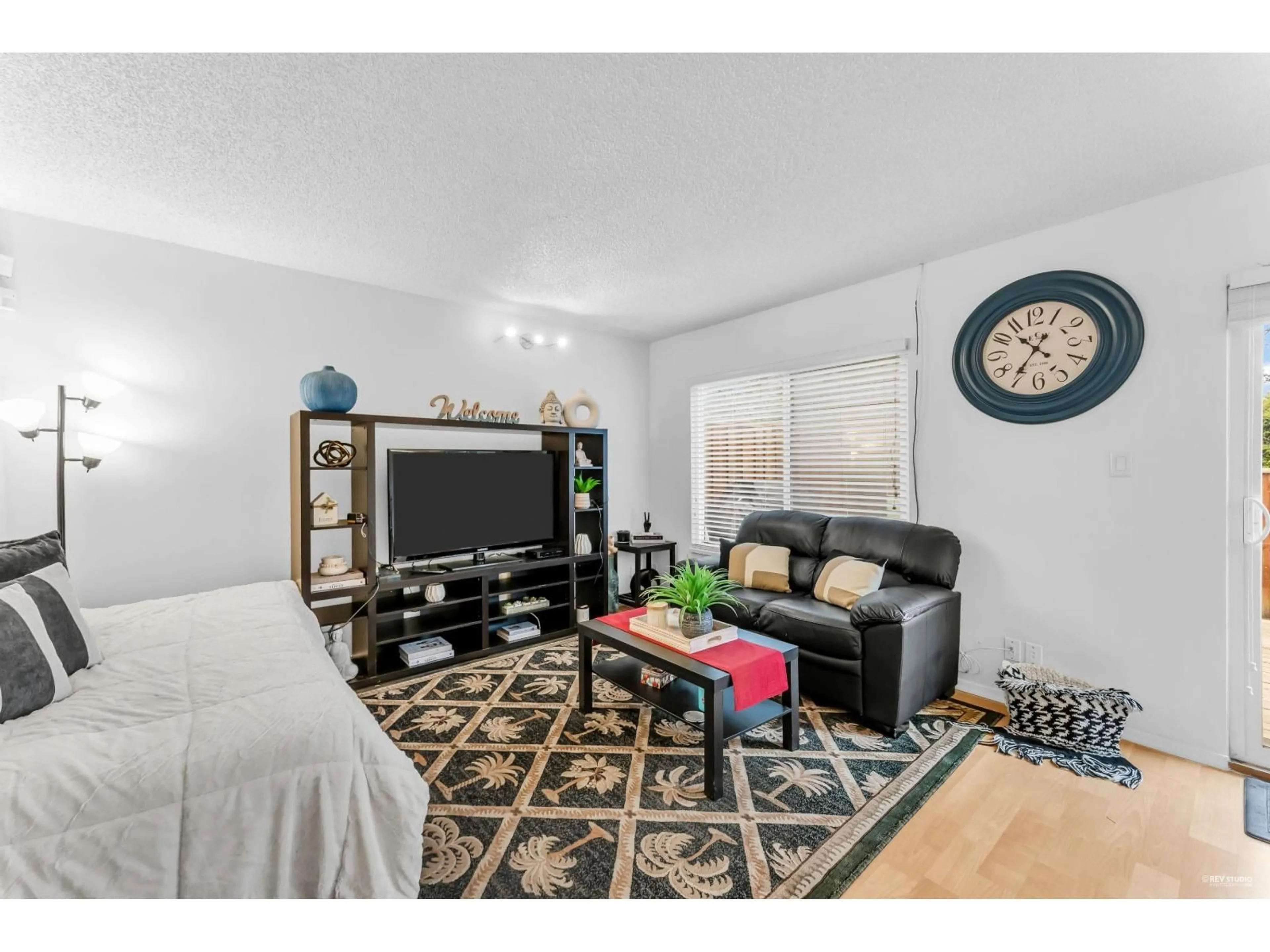 Living room with furniture, wood/laminate floor for 42 - 13990 74 AVENUE, Surrey British Columbia V3W7E6