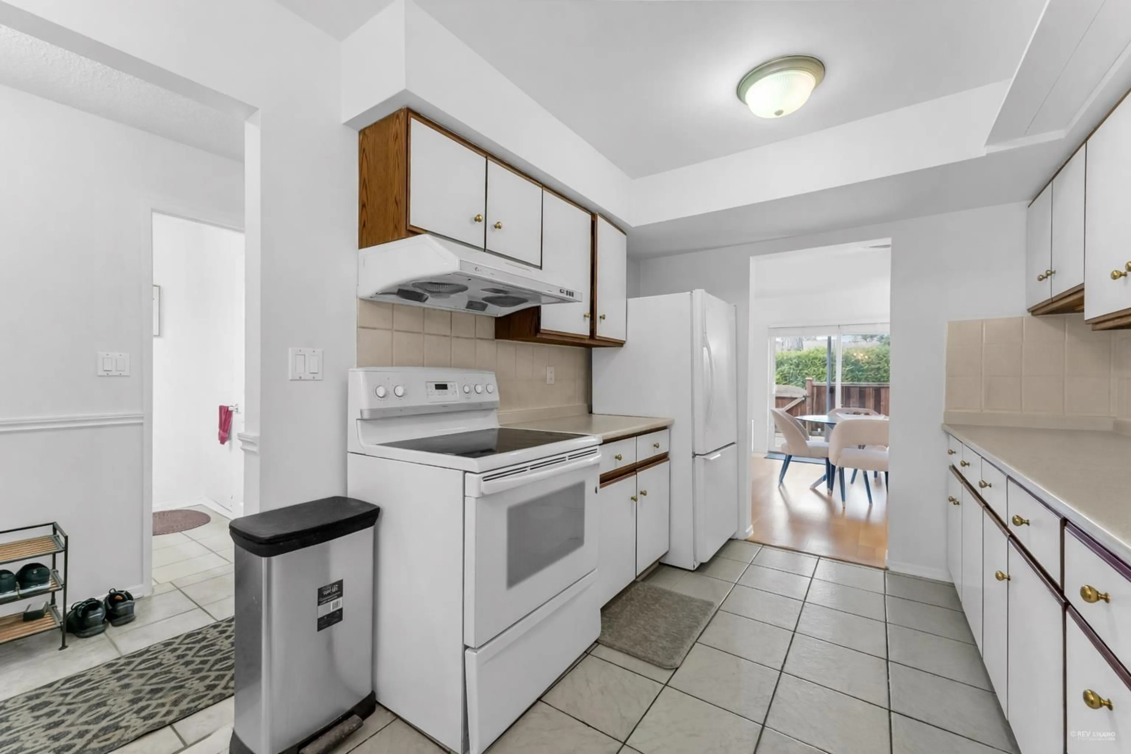 Standard kitchen, unknown for 42 - 13990 74 AVENUE, Surrey British Columbia V3W7E6