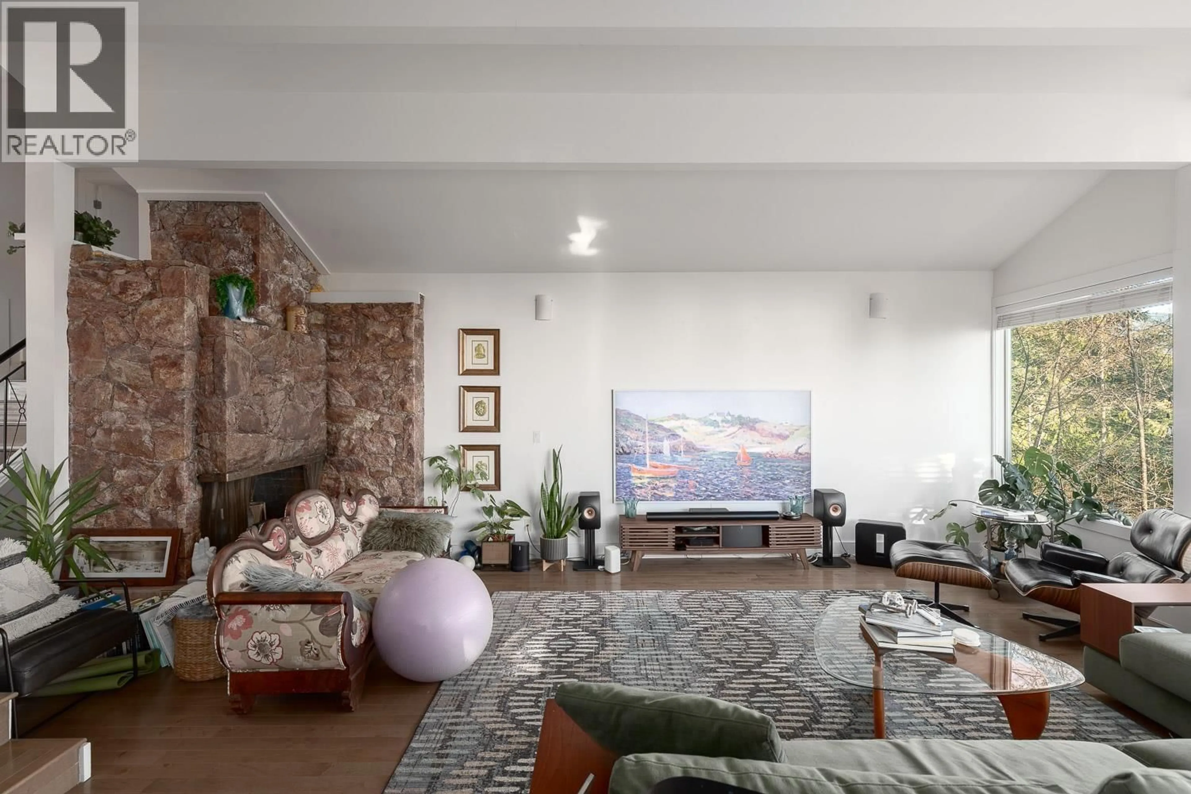 Living room with furniture, unknown for 1448 SANDHURST PLACE, West Vancouver British Columbia V7S2P3