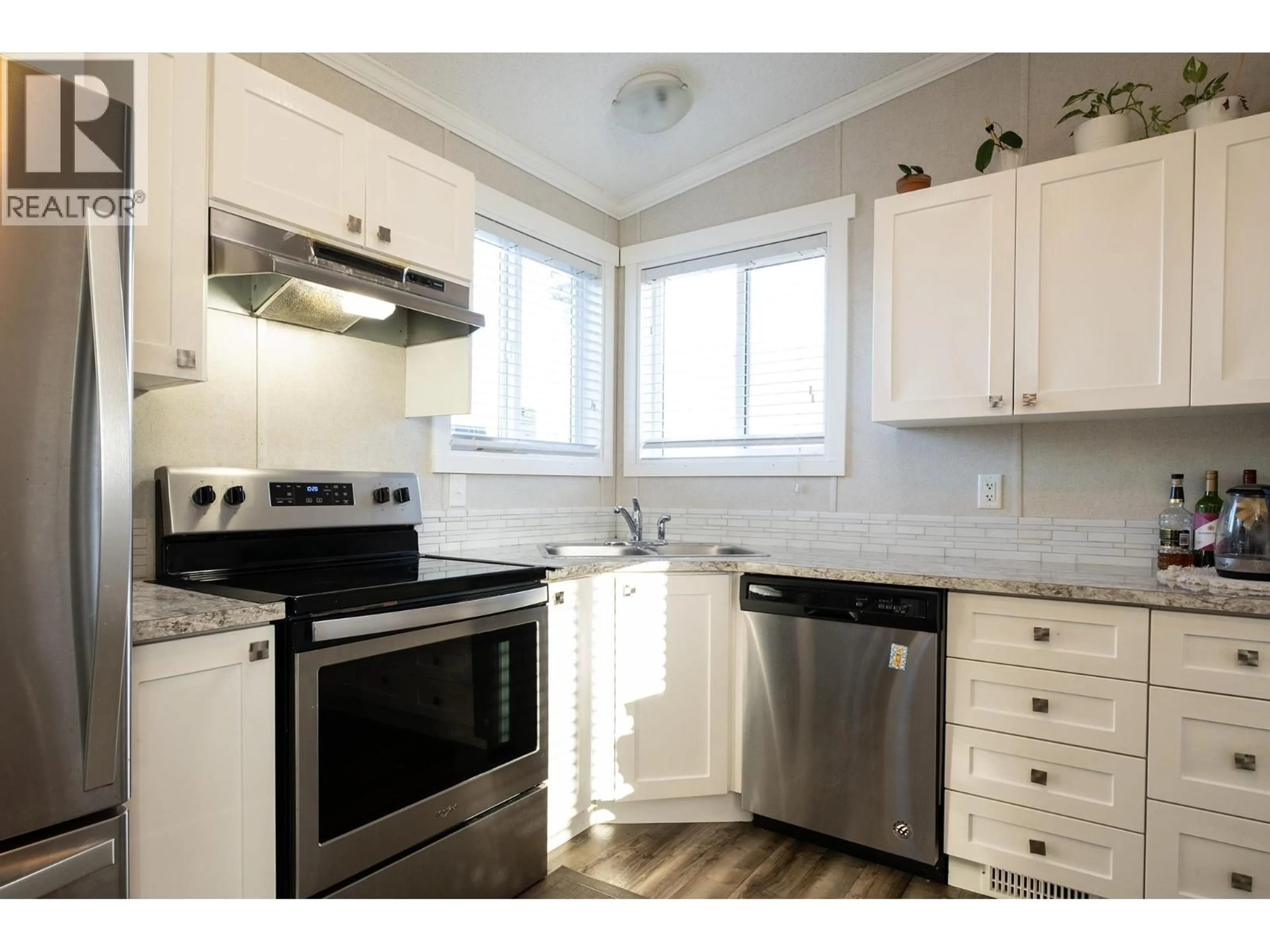 Standard kitchen, wood/laminate floor for 139 - 1413 SUNSHINE COAST HIGHWAY, Gibsons British Columbia V0N1V5