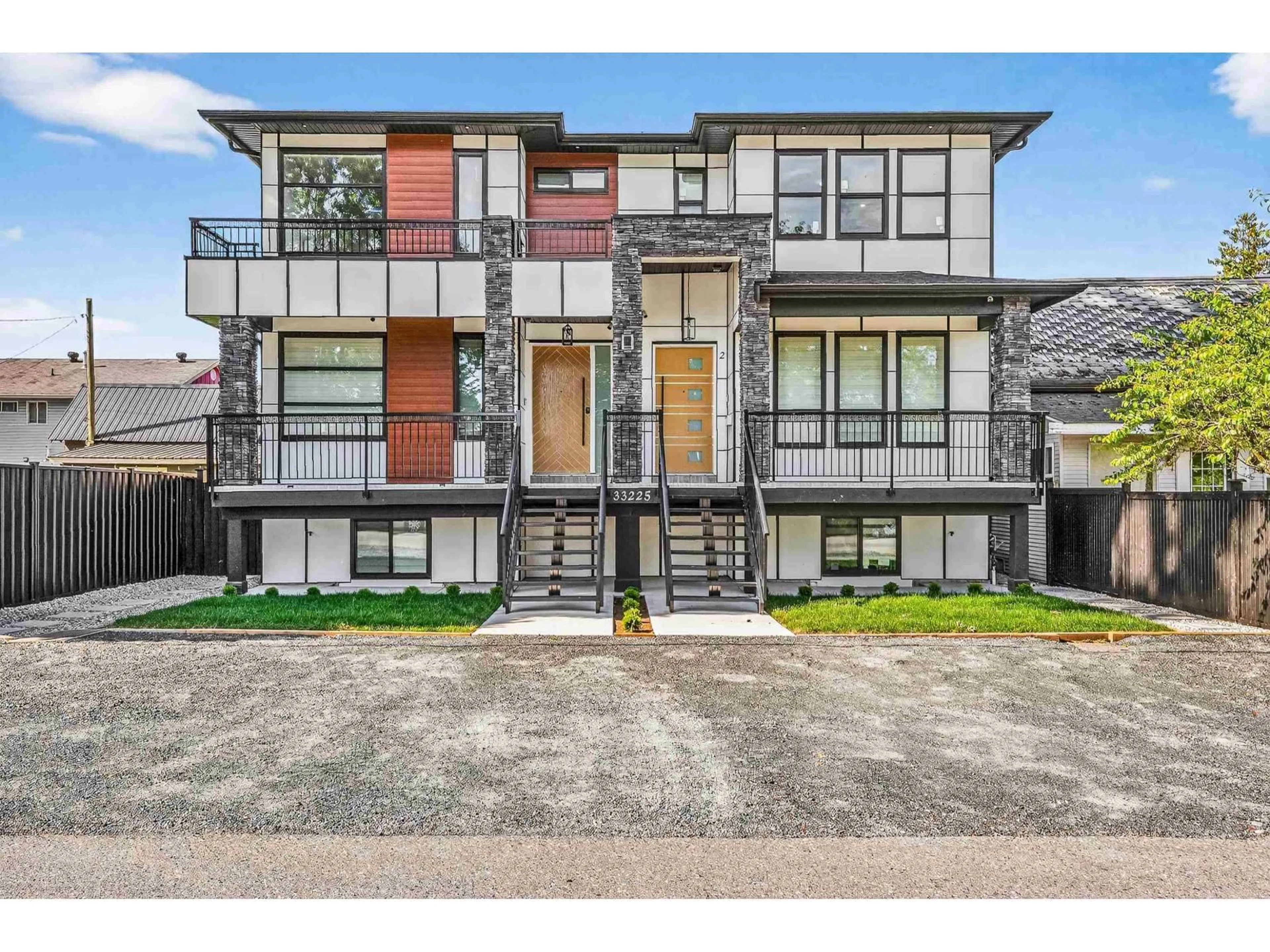 Home with brick exterior material, unknown for 33225 5 AVENUE, Mission British Columbia V2V1V9