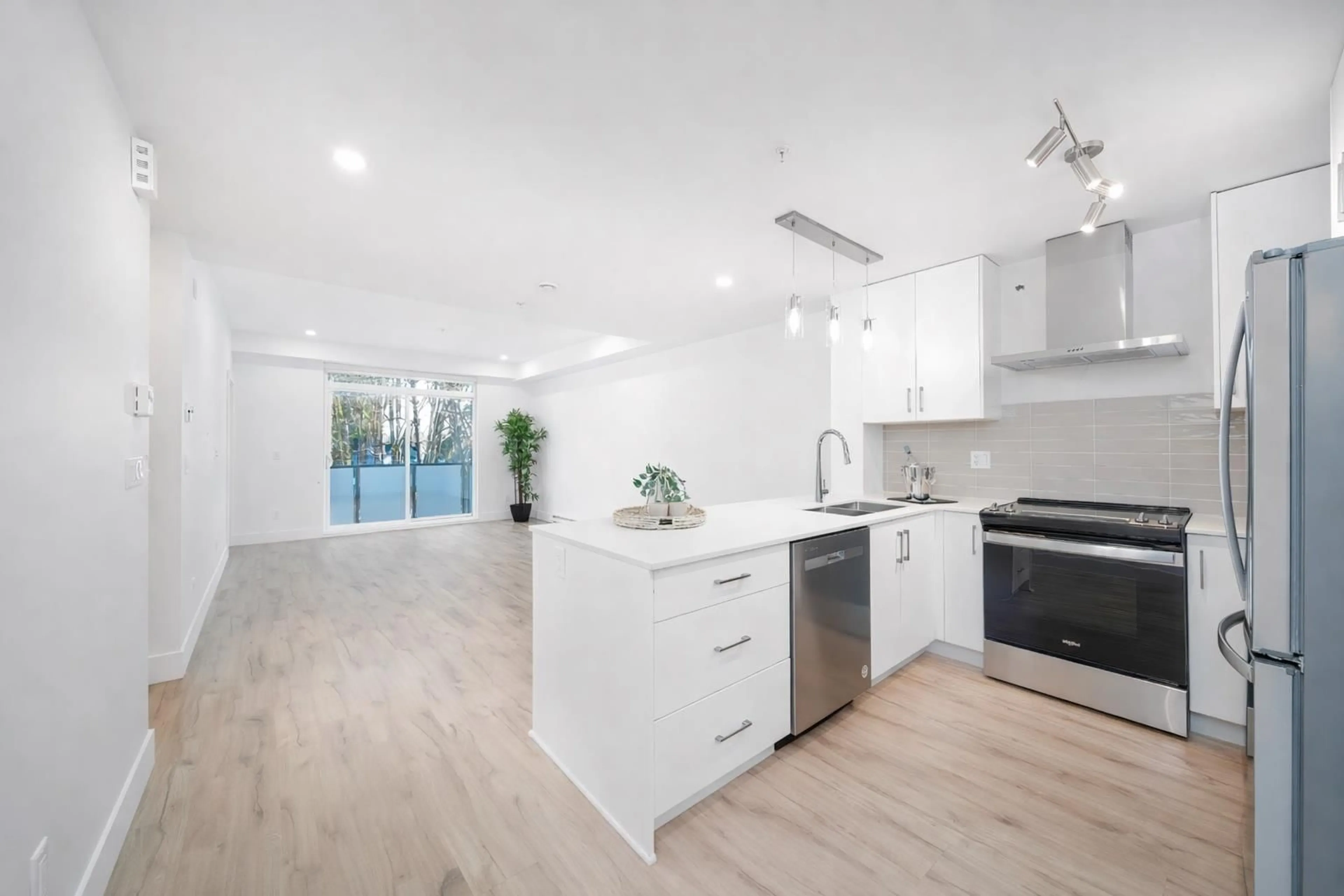 Open concept kitchen, unknown for 19 - 6328 KING GEORGE BOULEVARD, Surrey British Columbia V3X0L4