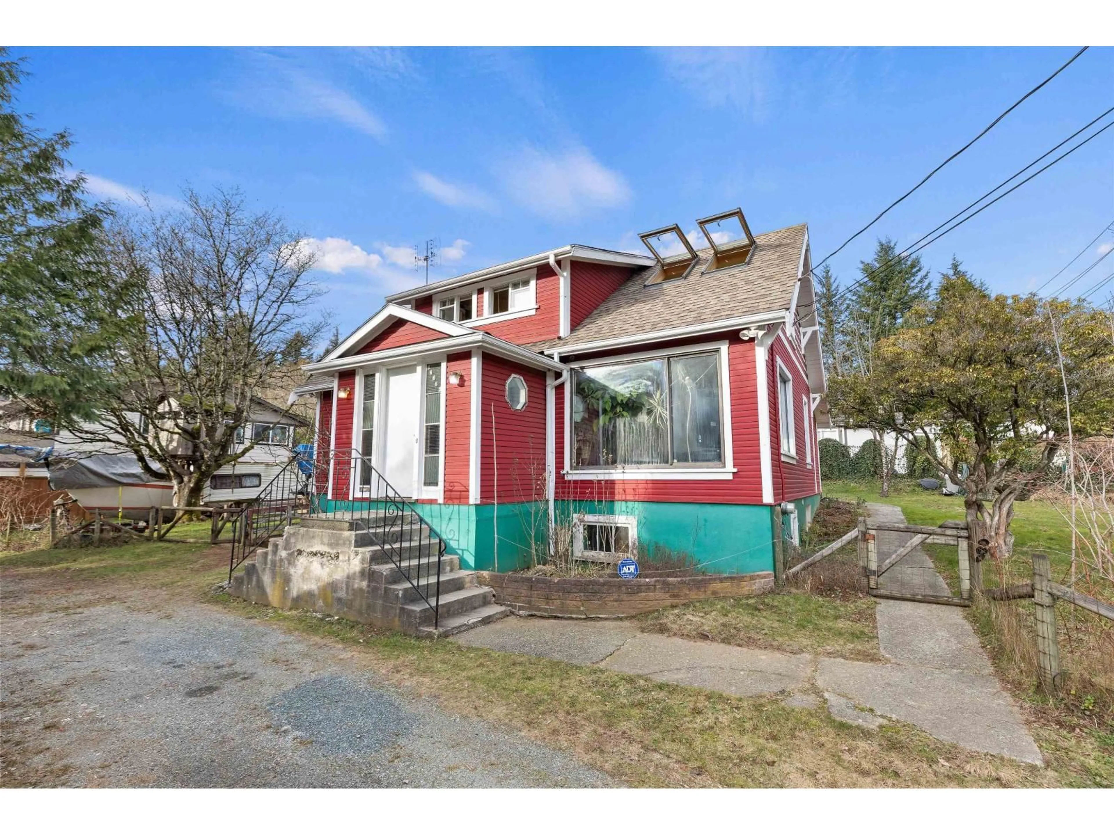 A pic from outside/outdoor area/front of a property/back of a property/a pic from drone, street for 32789 4 AVENUE, Mission British Columbia V2V1R5