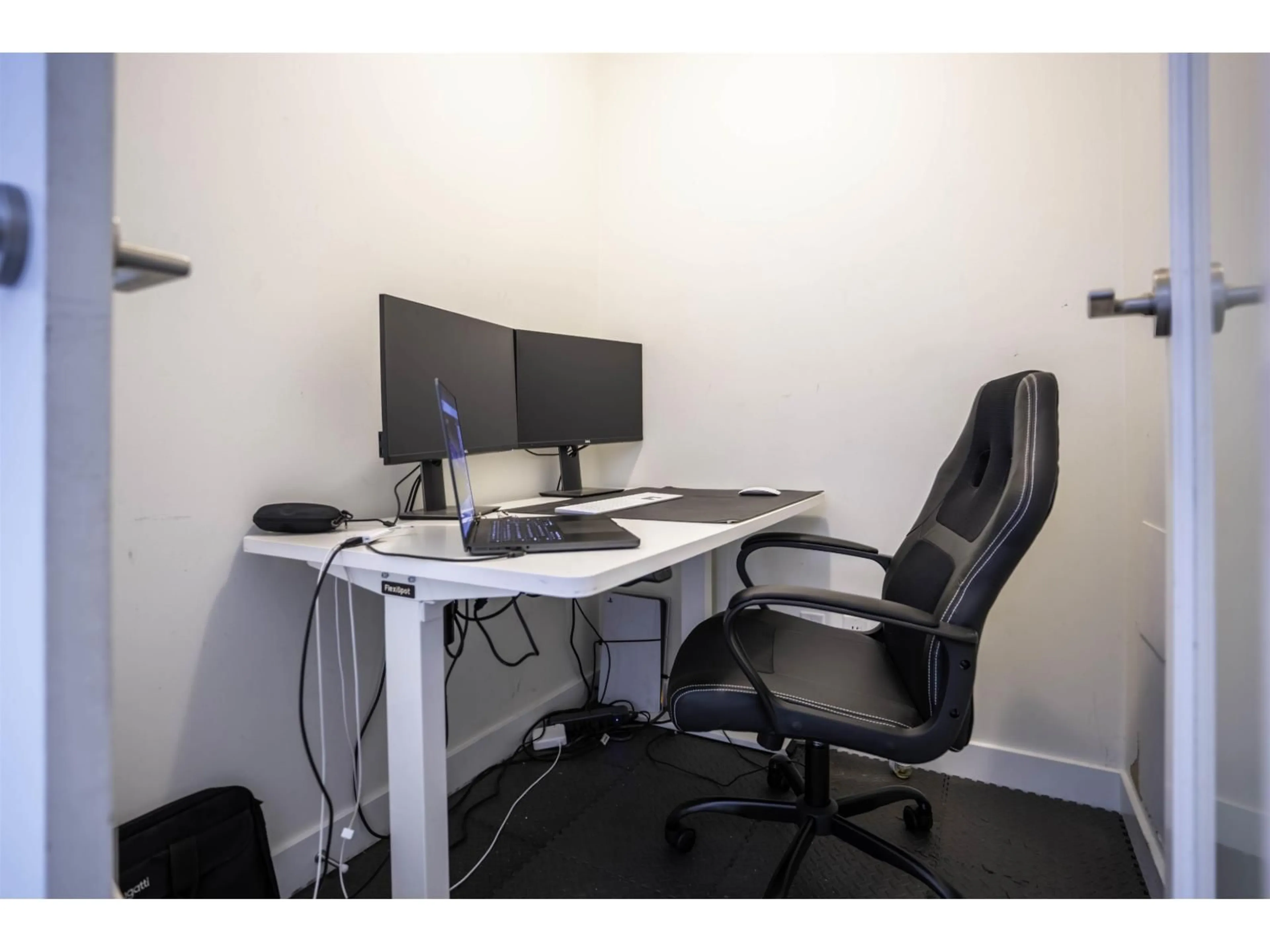 A pic of a room for 2204 - 10777 UNIVERSITY DRIVE, Surrey British Columbia V3T0E6