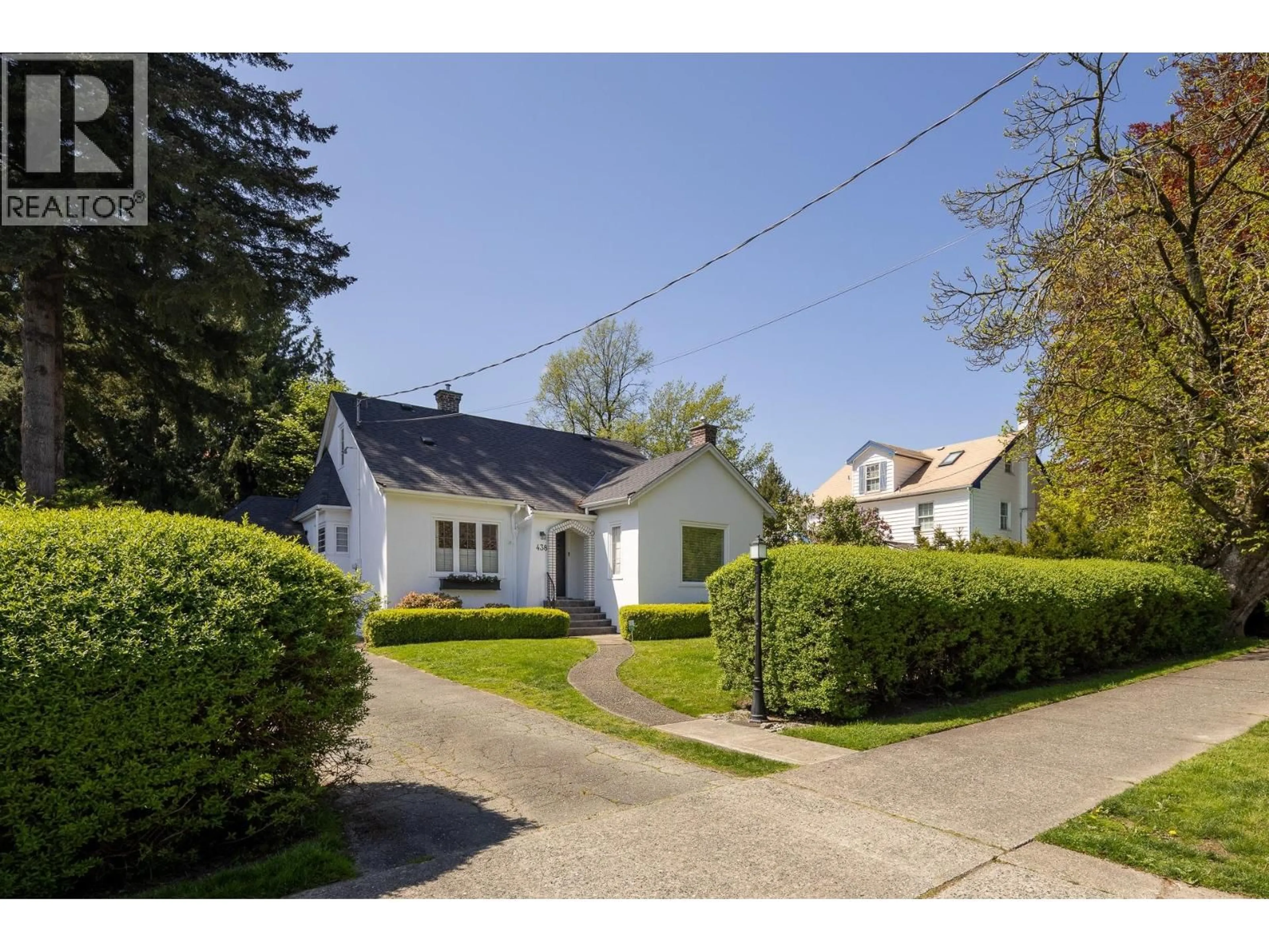 A pic from outside/outdoor area/front of a property/back of a property/a pic from drone, street for 438 FOURTH STREET, New Westminster British Columbia V3L2V4