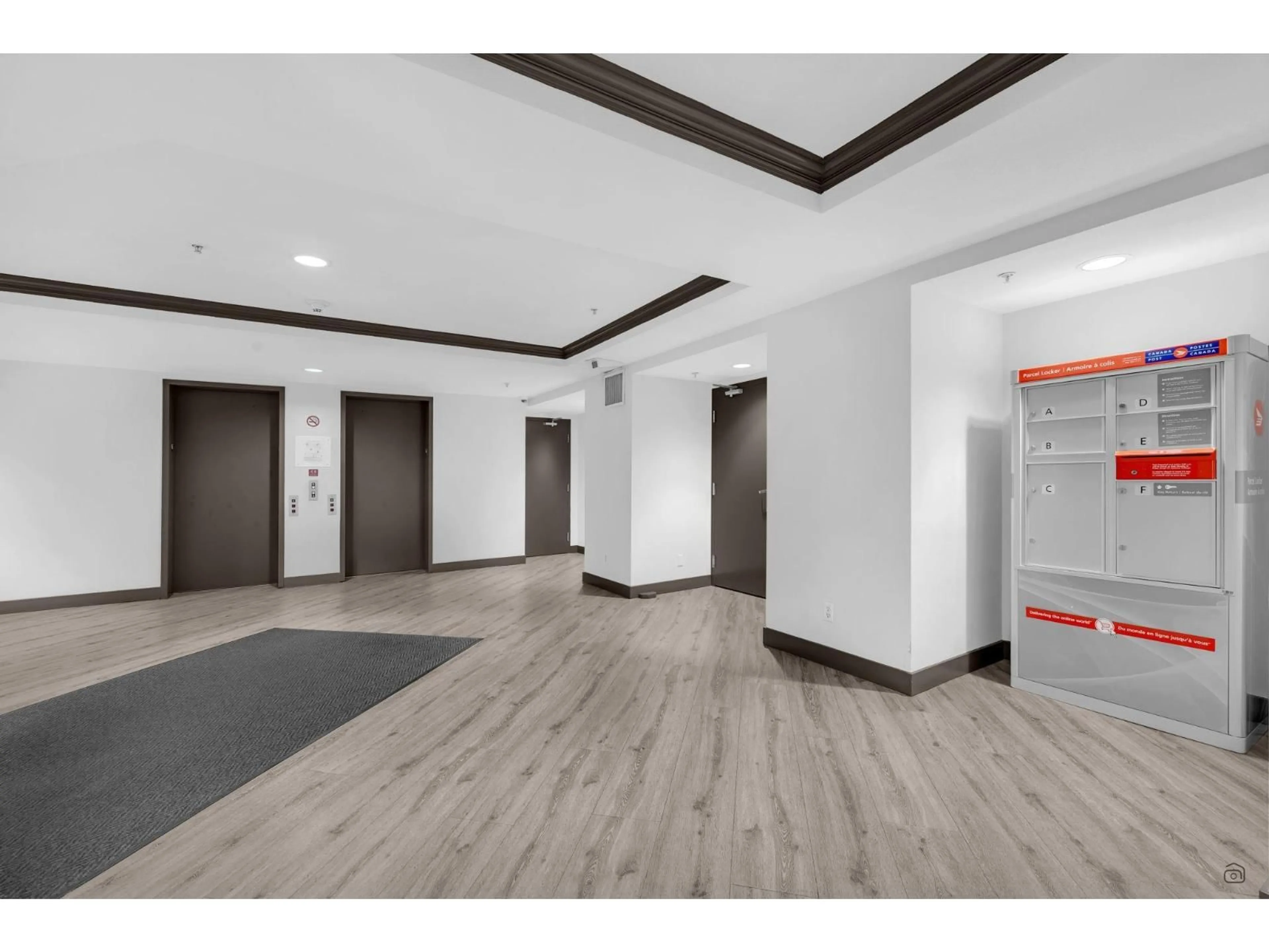 Indoor foyer for 206 - 10533 UNIVERSITY DRIVE, Surrey British Columbia V3T5T7