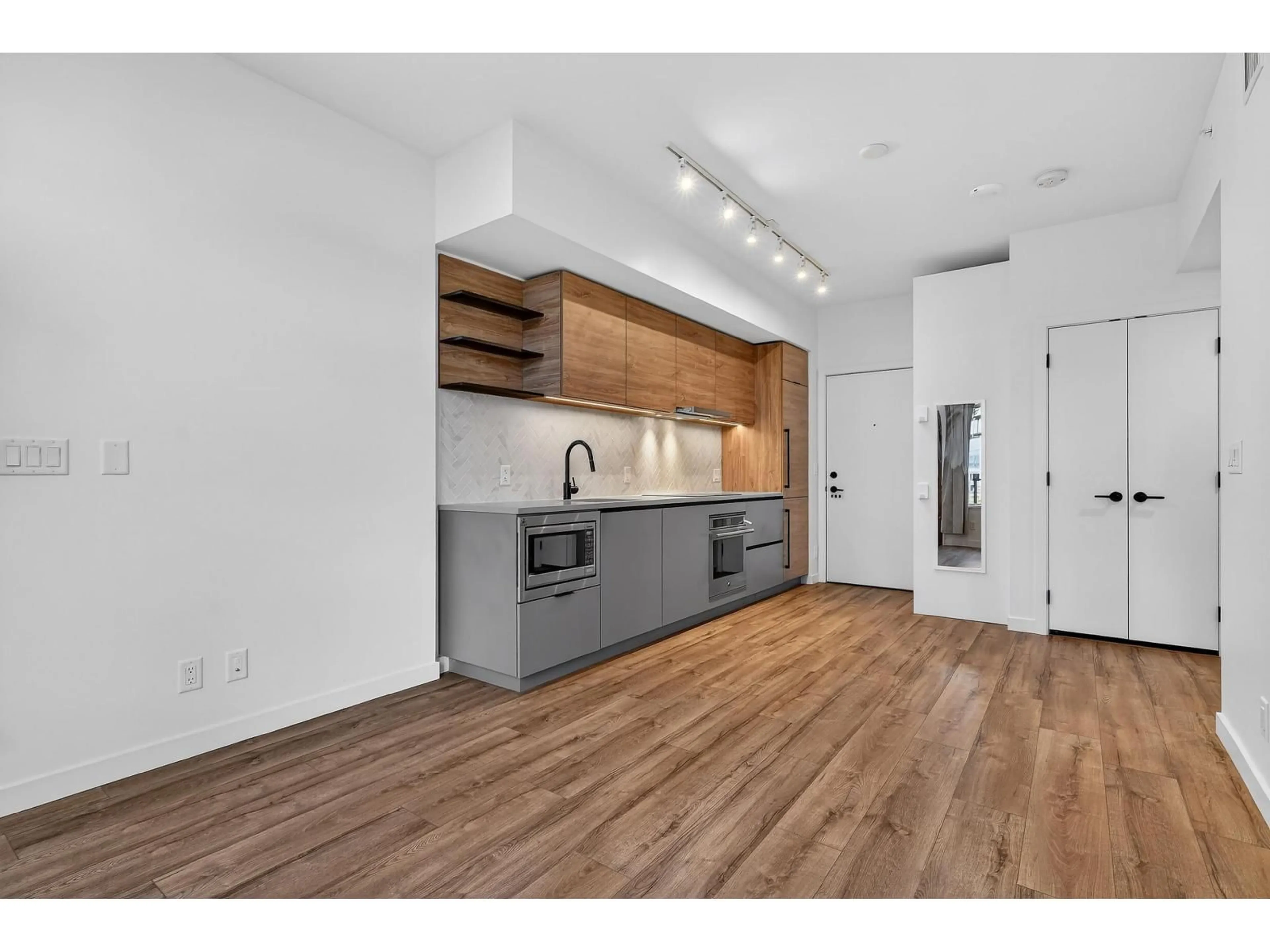 Open concept kitchen, wood/laminate floor for 102 - 13428 105 AVENUE, Surrey British Columbia V3T0S6