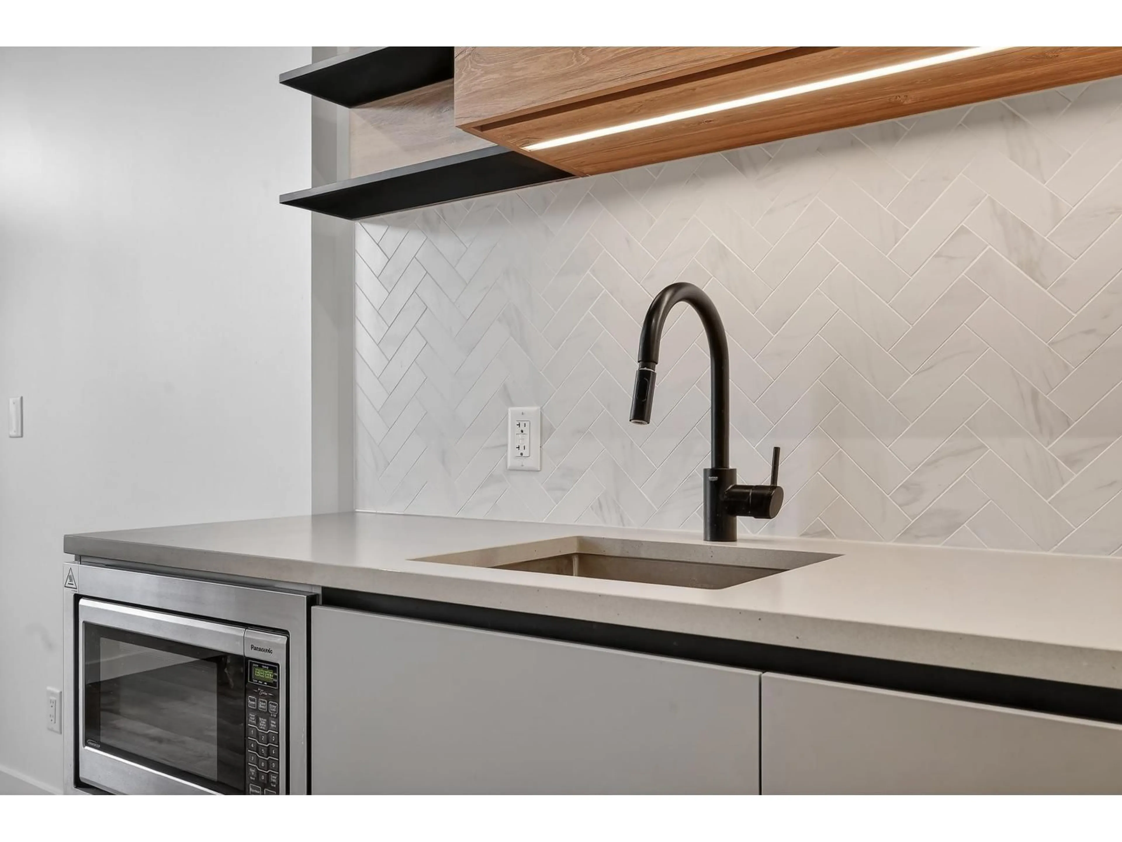 Standard kitchen, ceramic/tile floor for 102 - 13428 105 AVENUE, Surrey British Columbia V3T0S6